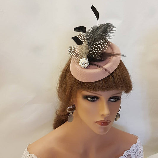 Chapeau rose foncé Fascinator. Fascinator rose des années 40 et 50. Chapeau rose Fascinator. Chapeau en plumes d'autruche et de gunia à pois. Chapeau de course, de cocktail, pour dames, Ascot