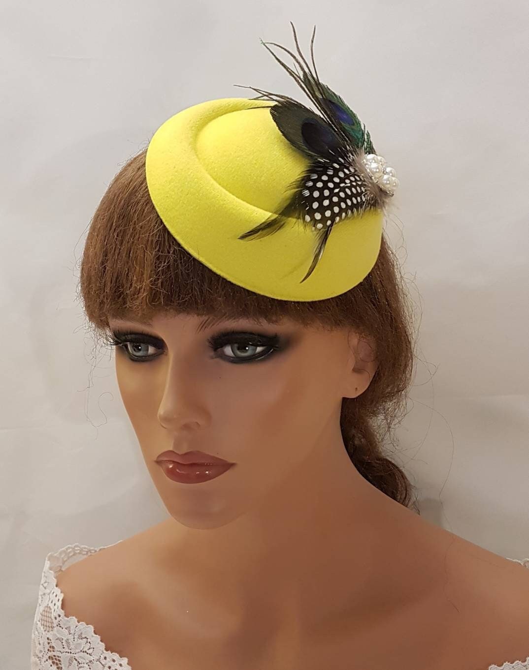 Chapeau fascinateur #Jaune Chapeau fascinateur Plumes de paon. JAUNE Chapeau fascinateur en faux feutre Mariage, Ascot, Dames Cocktail Église chapeau fascinateur