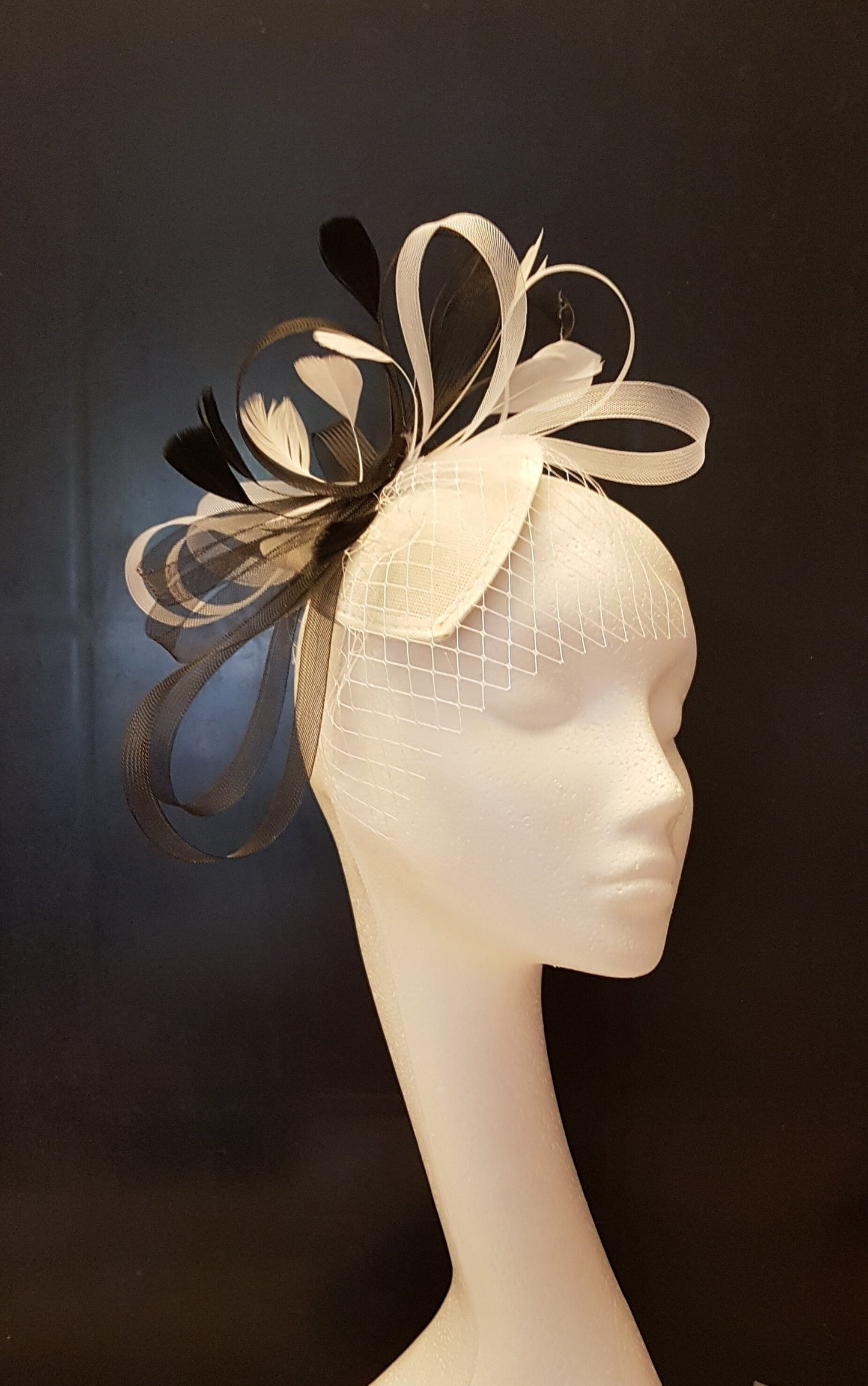 Chapeau fascinateur Chapeau fascinateur en forme de larme noir et blanc #Rouge, marron, bleu, violet, beige Chapeau Ascot fascinateur Course de mariage, fascinateur de cocktail