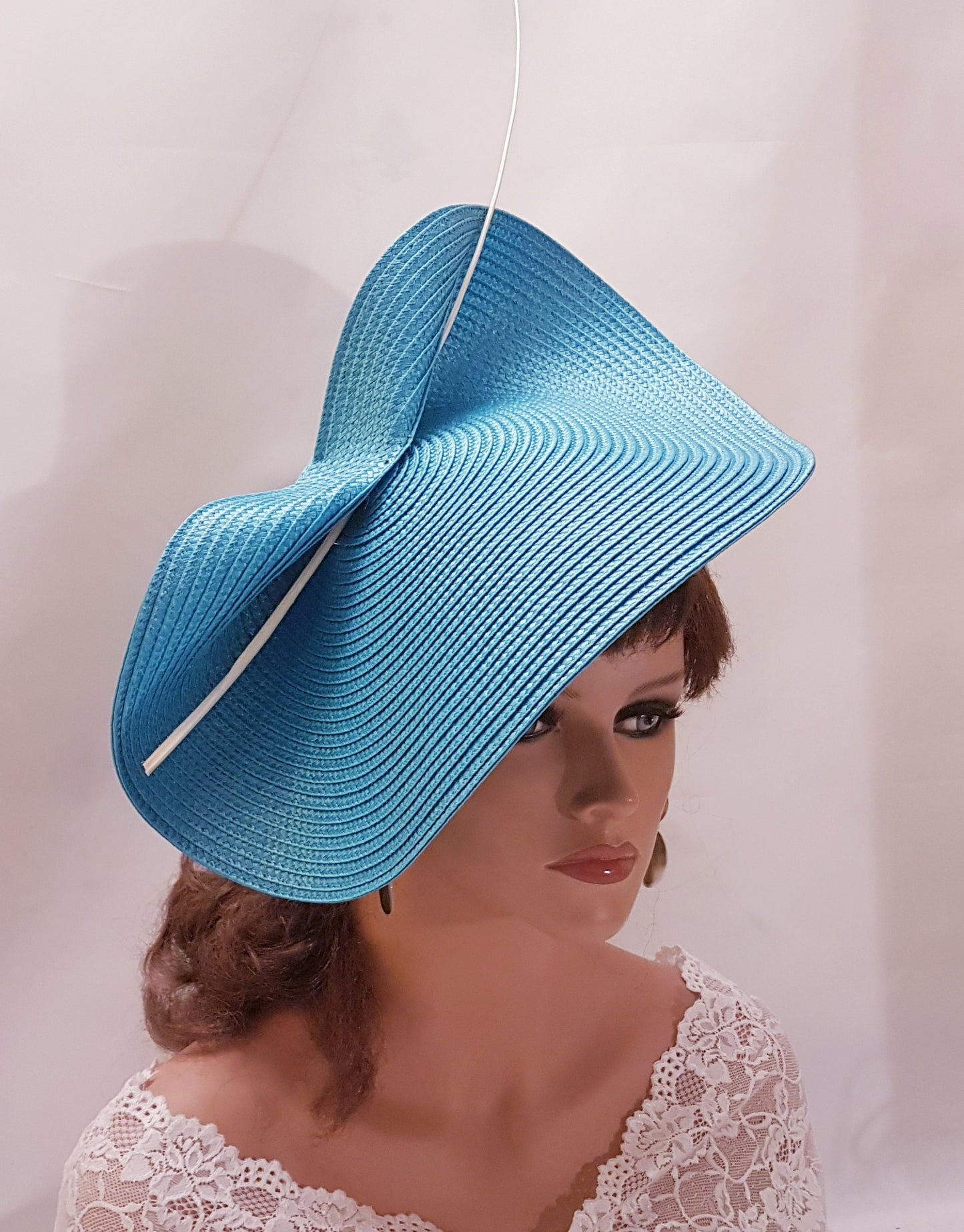 Chapeau fascinateur bleu turquoise, grande soucoupe, chapeau long à fleurs, église, Derby, Ascot, mariage royal, fête, mère de la mariée/du marié