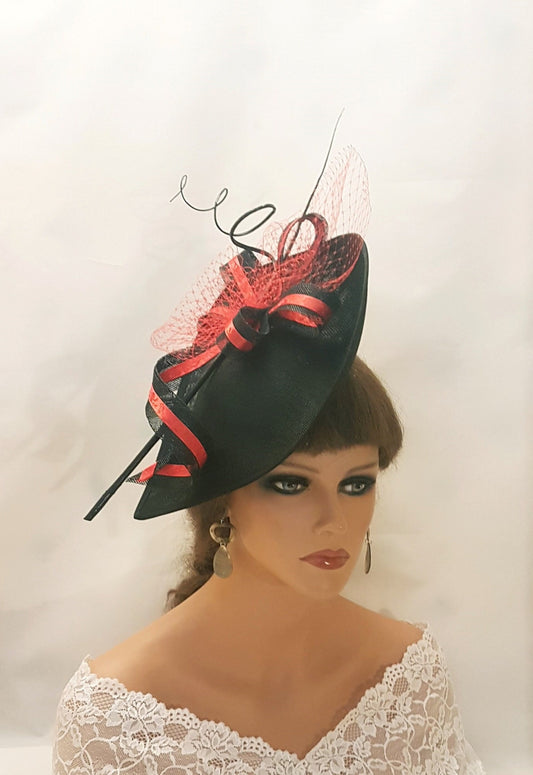 Chapeau noir et rouge Fascinator Grand chapeau Quill Feather Filet détail Mariage Cérémonie Hatinator Cocktail Royal Ascot Race Hat Fascinator