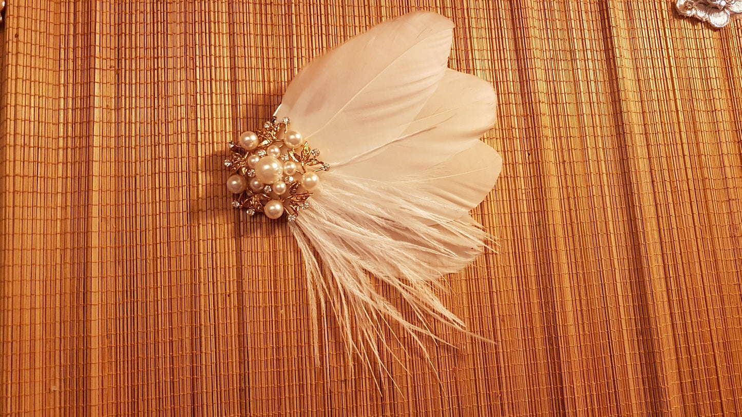 Pince à cheveux de mariée Fascinator en plumes de mariée, bijou doré et pièce de cheveux en plumes, accessoire de cheveux de mariage, fascinateur en plumes de mariée, pince à cheveux