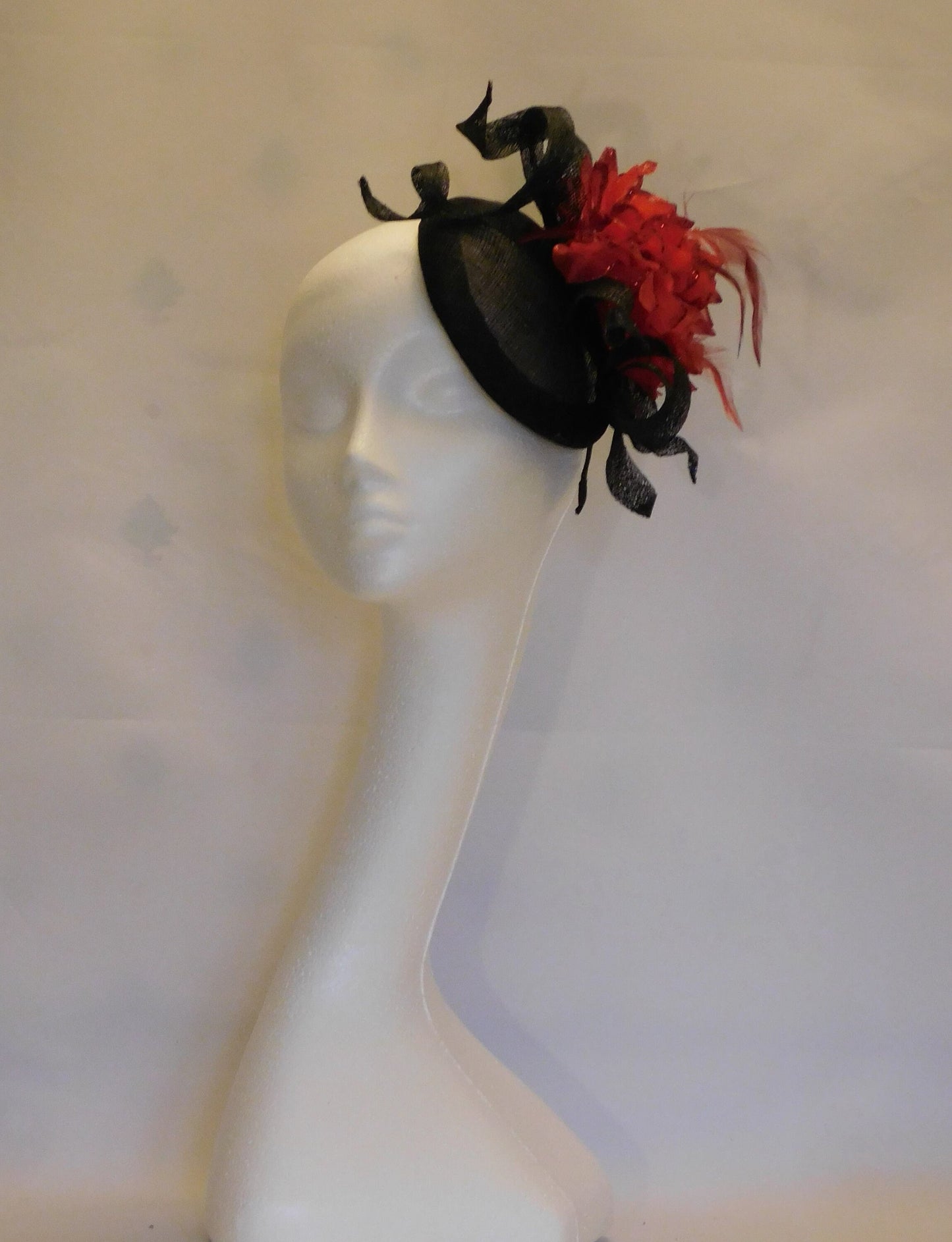 Fascinateur, chapeau à fleurs noir et rouge, mariage, église, chapeau sur bandeau, chapeau de cocktail, chapeau Ascot, chapeau à plumes pour bal de fin d'année