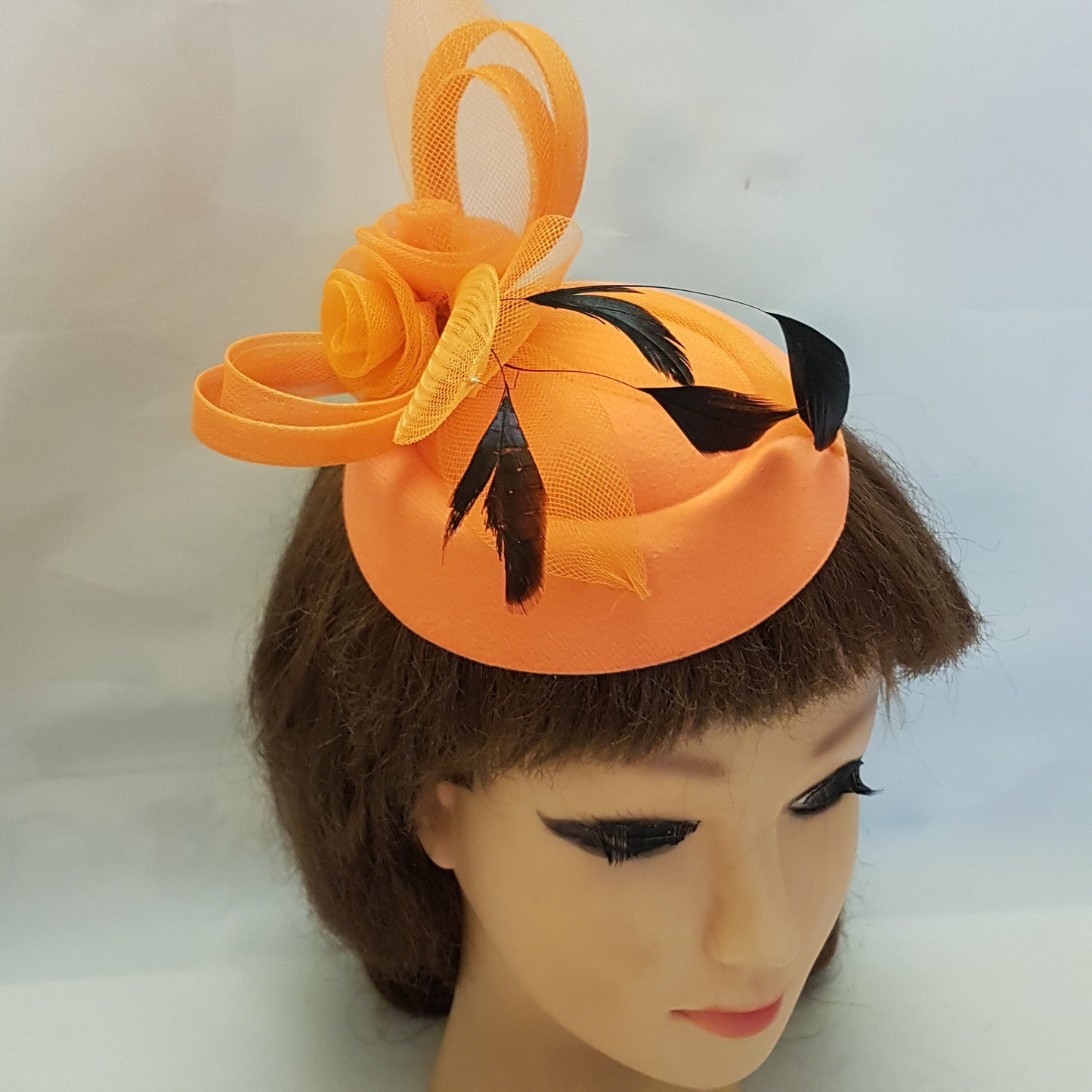 ORANGE FASCINATOR, 40s 50s Orange Hat fascinator # Orange  Feather hat fascinator, Race,Cocktail, Ladies day, Ascot hat  Feather flower hat