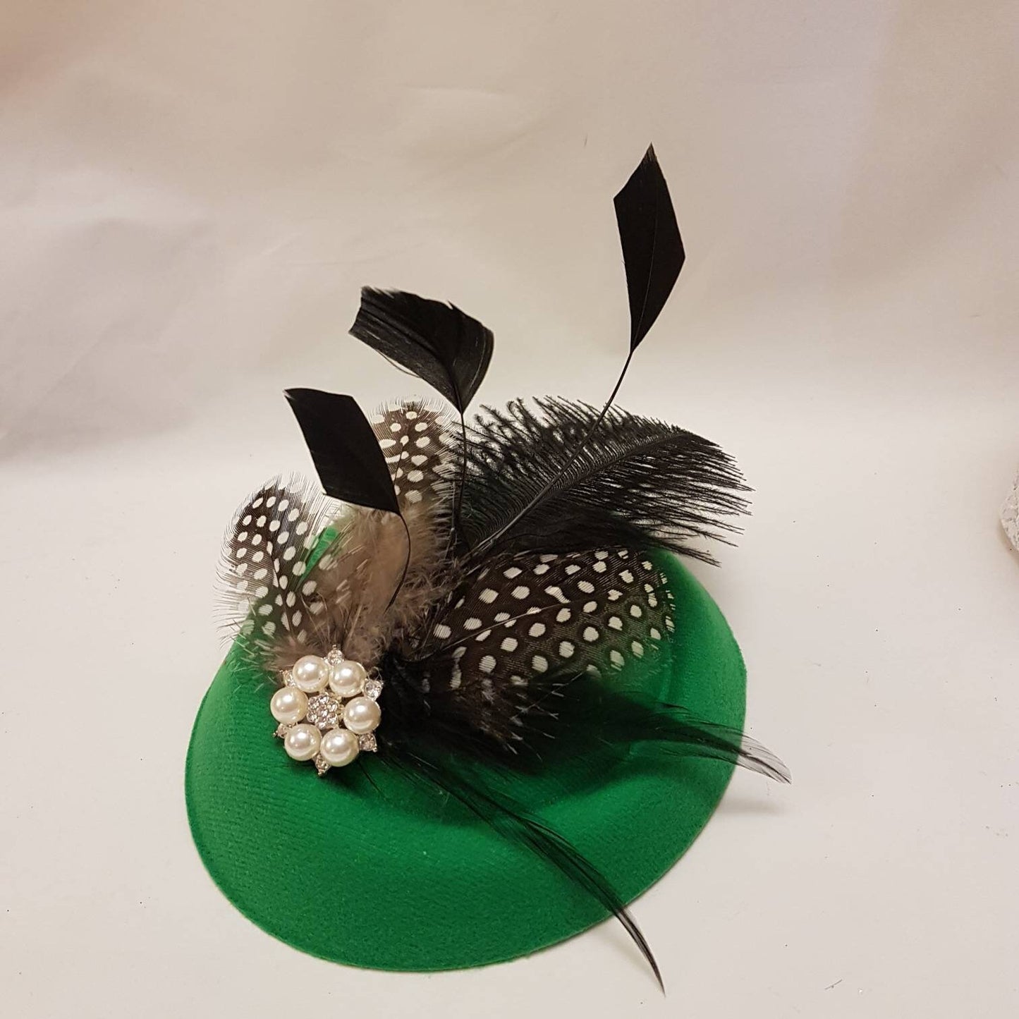 Chapeau fascinateur vert, années 40 et 50 # Chapeau fascinateur vert. Plume d'autruche, chapeau de course en plumes de Gunia tacheté, cocktail, journée des dames, chapeau fascinateur Ascot