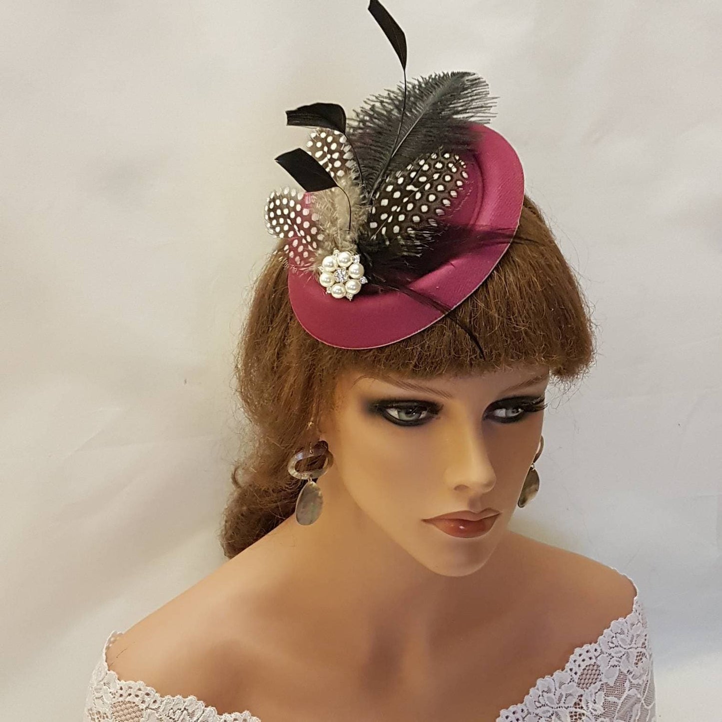 Chapeau bibi MAGENTA, chapeau bibi rose des années 40 et 50 # chapeau bibi rose, chapeau d'autruche, chapeau de course en plumes de Guinée tachetées, cocktail, dames, chapeau Ascot