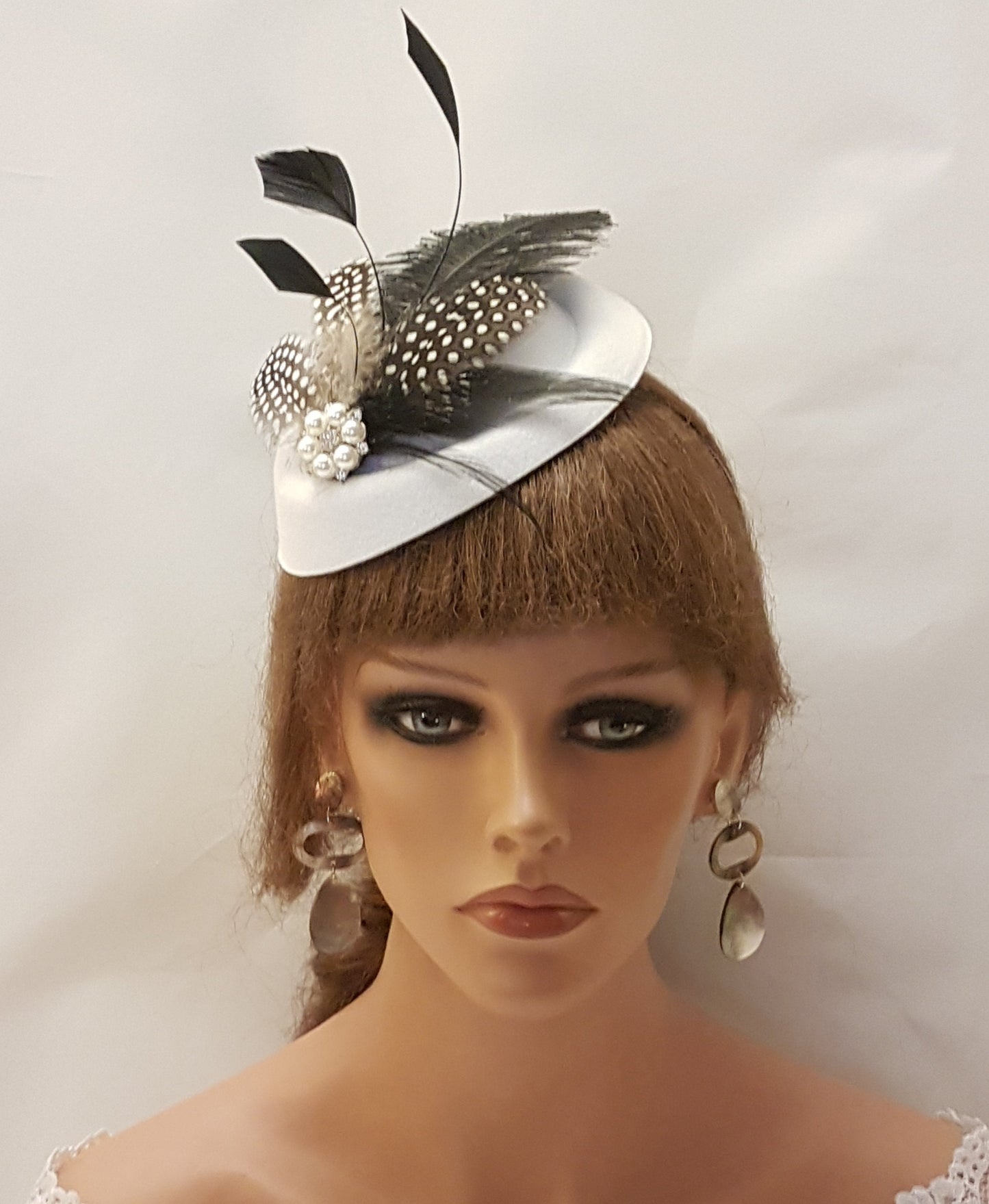 Chapeau blanc Fascinator années 40 50 # Chapeau noir et blanc Fascinator Plume d'autruche Chapeau à plumes tachetées Cocktail de course Journée des dames Chapeau Ascot Fascinator