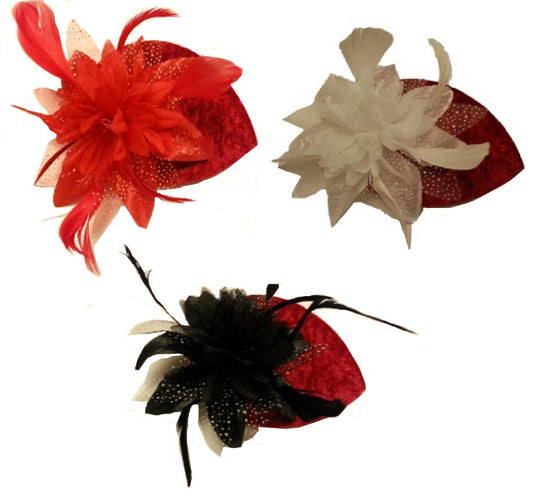 Chapeau vintage des années 40 et 50 en velours rouge, petit chapeau en forme de larme, fascinateur en plumes, fleur noire. Chapeau de cocktail de course à fleurs blanches et noires