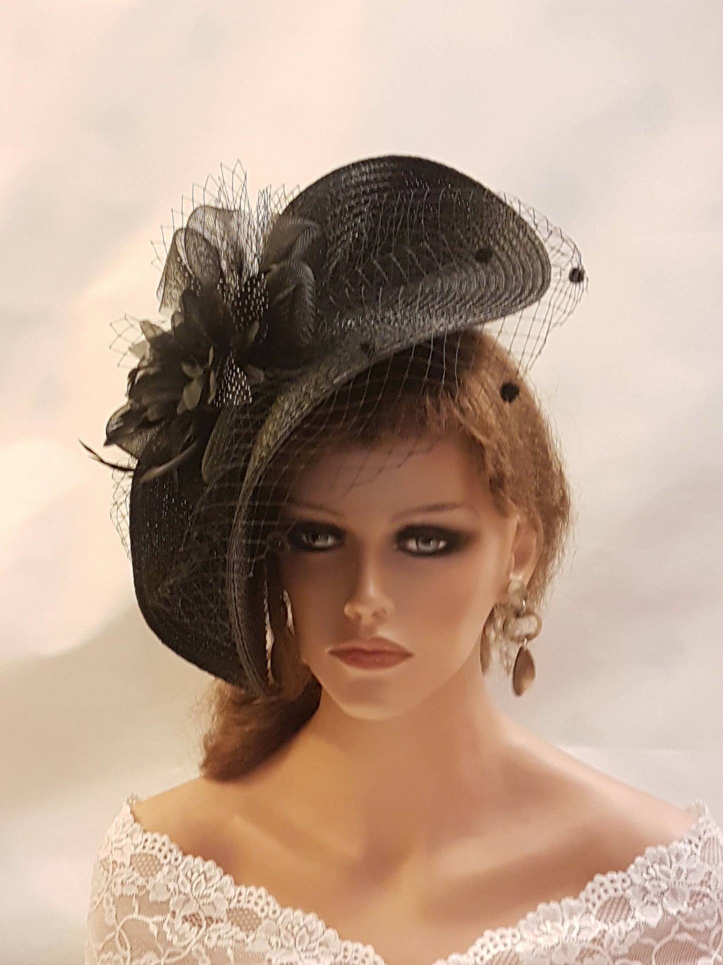 Chapeau Fascinator Noir avec Plumes, Fleurs. Coiffe pour Mariages et Courses, Halloween, Coiffe pour Dames Parfait pour les Occasions et Événements Spéciaux