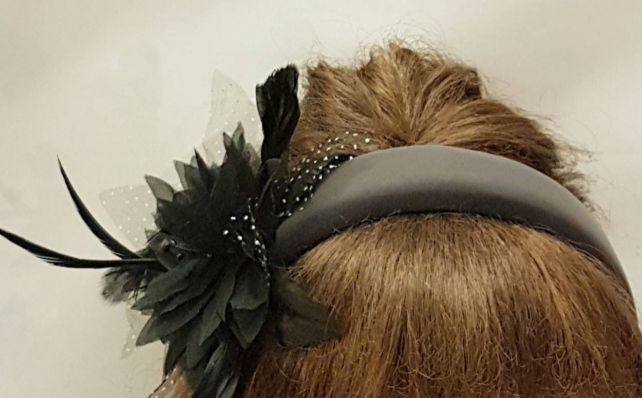 Bandeau rembourré en daim à plumes noires et grises pour cheveux fascinateurs, couronne de cheveux rembourrée, pour mariage, bal de fin d'année