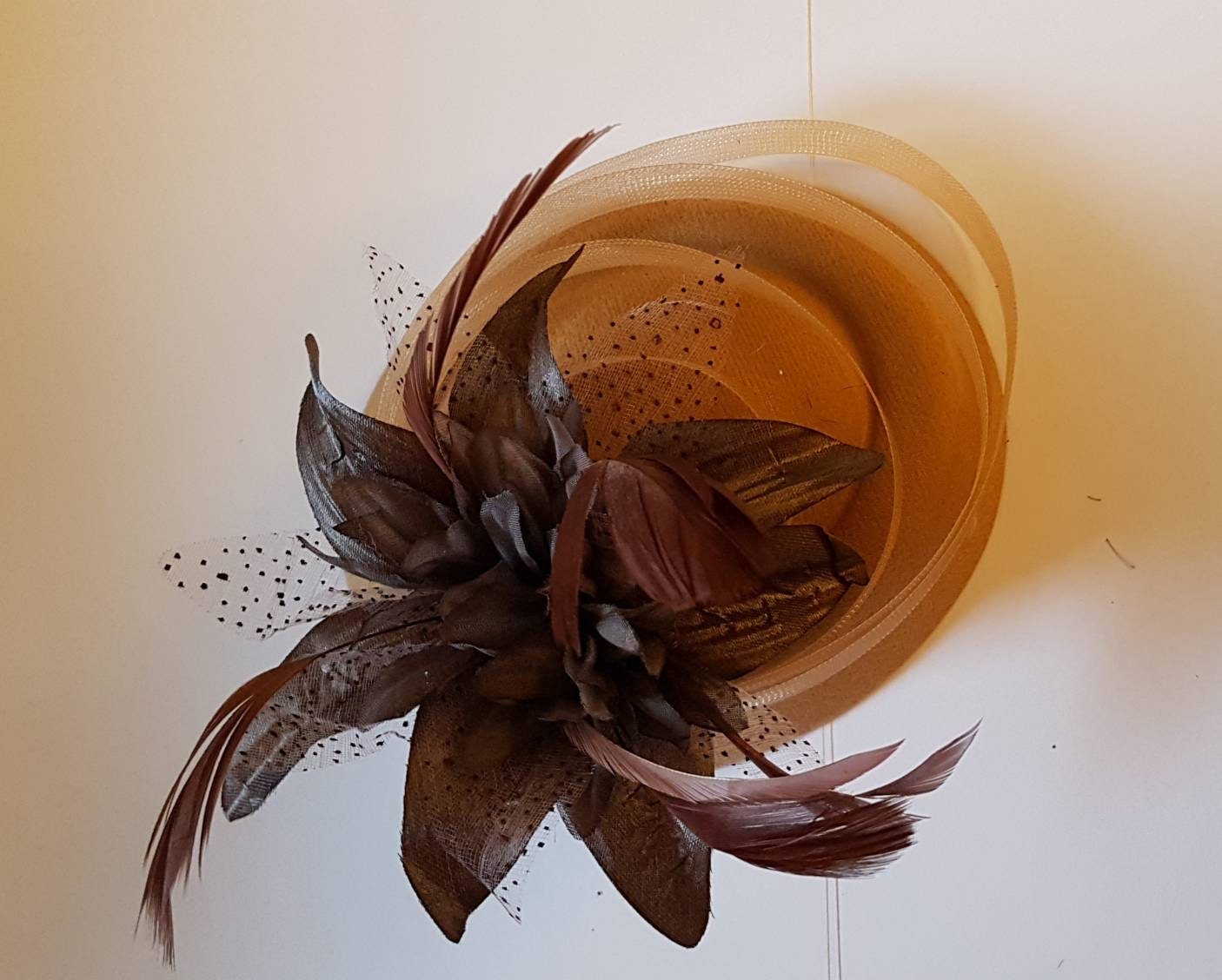 FASCINATEUR BRONZÉ, chapeau fascinateur beige/nu des années 40 et 50 # chapeau fascinateur en plumes marron, course, cocktail, journée des dames, chapeau Ascot chapeau à fleurs en plumes marron