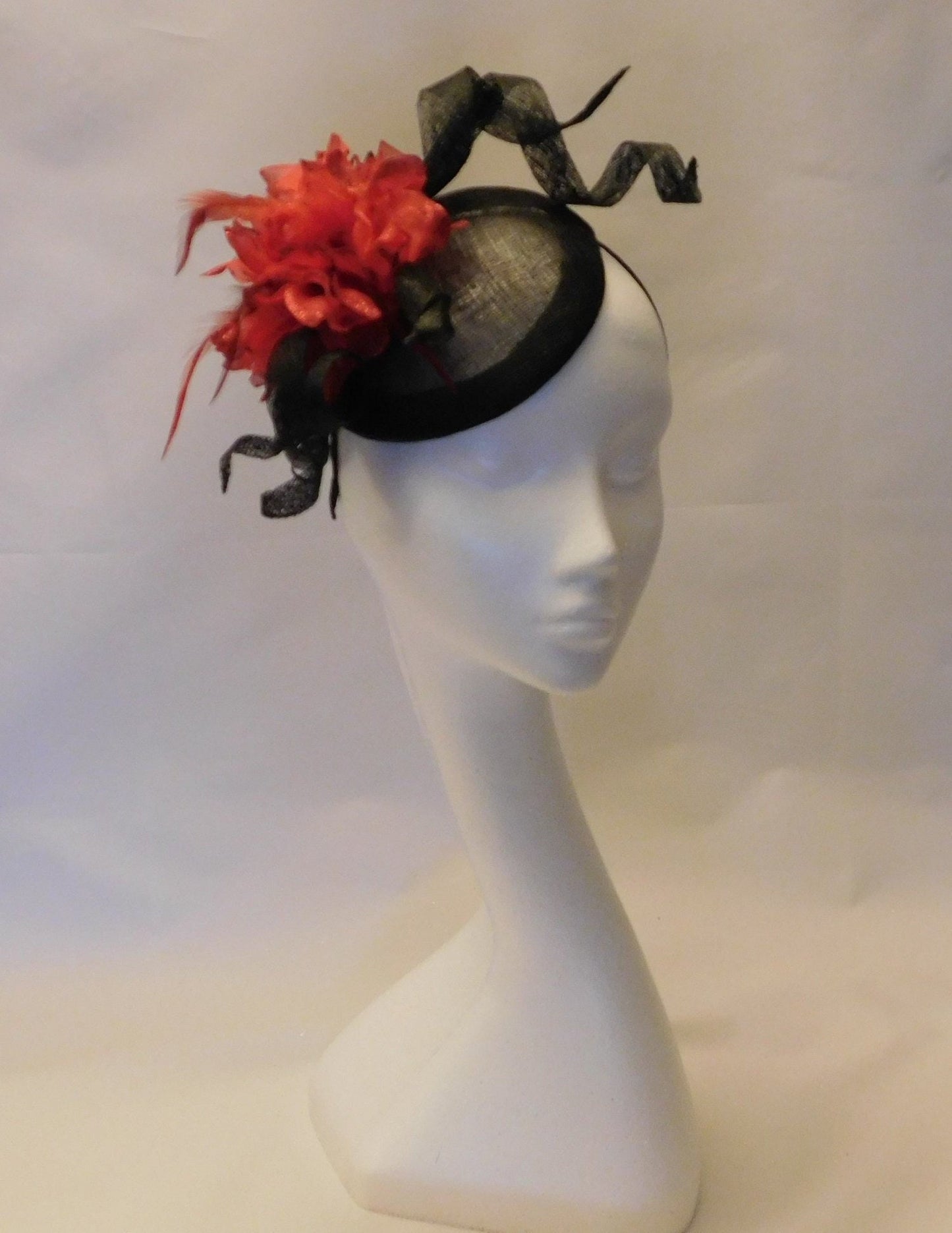 Fascinateur, chapeau à fleurs noir et rouge, mariage, église, chapeau sur bandeau, chapeau de cocktail, chapeau Ascot, chapeau à plumes pour bal de fin d'année