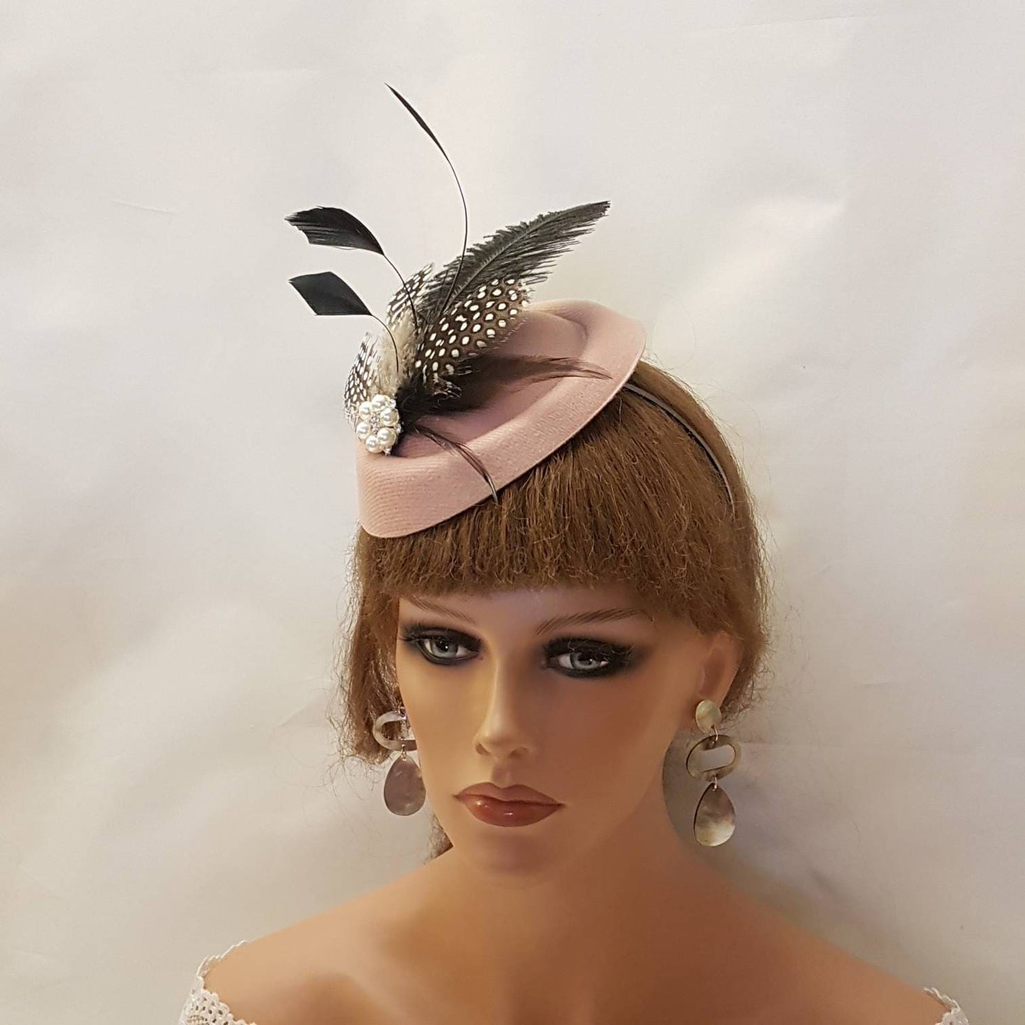 DUSKY PINK HAT Fascinator. 40s 50s Pink fascinator #Pink hat fascinator. Ostritch & Spotty Gunia Feather hat. Race,Cocktail,Ladies,Ascot hat