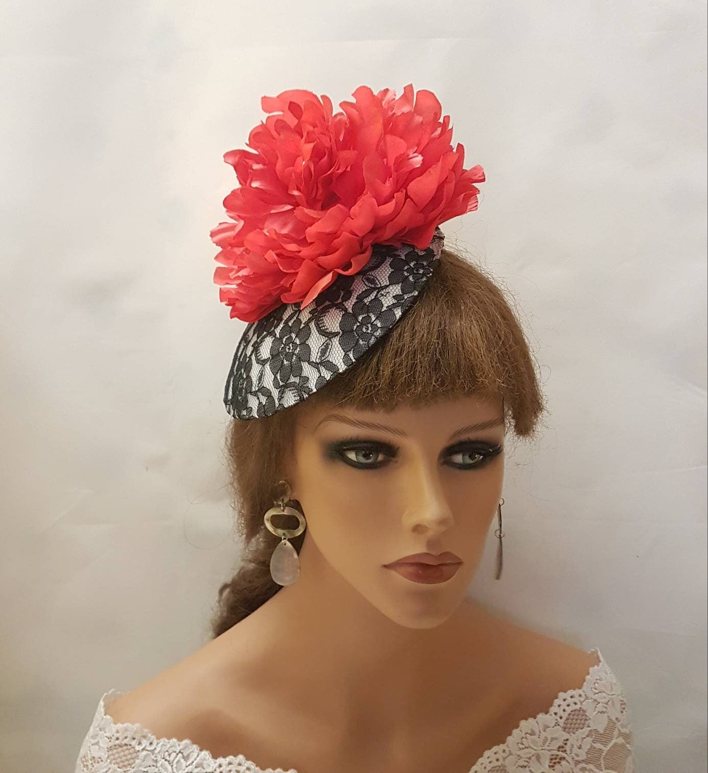 Chapeau fascinateur NOIR, BLANC ET ROUGE Grande fleur de pivoine rouge. Chapeau en dentelle noire. Mariage, course, cérémonie Hatinator Cocktail Ascot Hat Fascinator