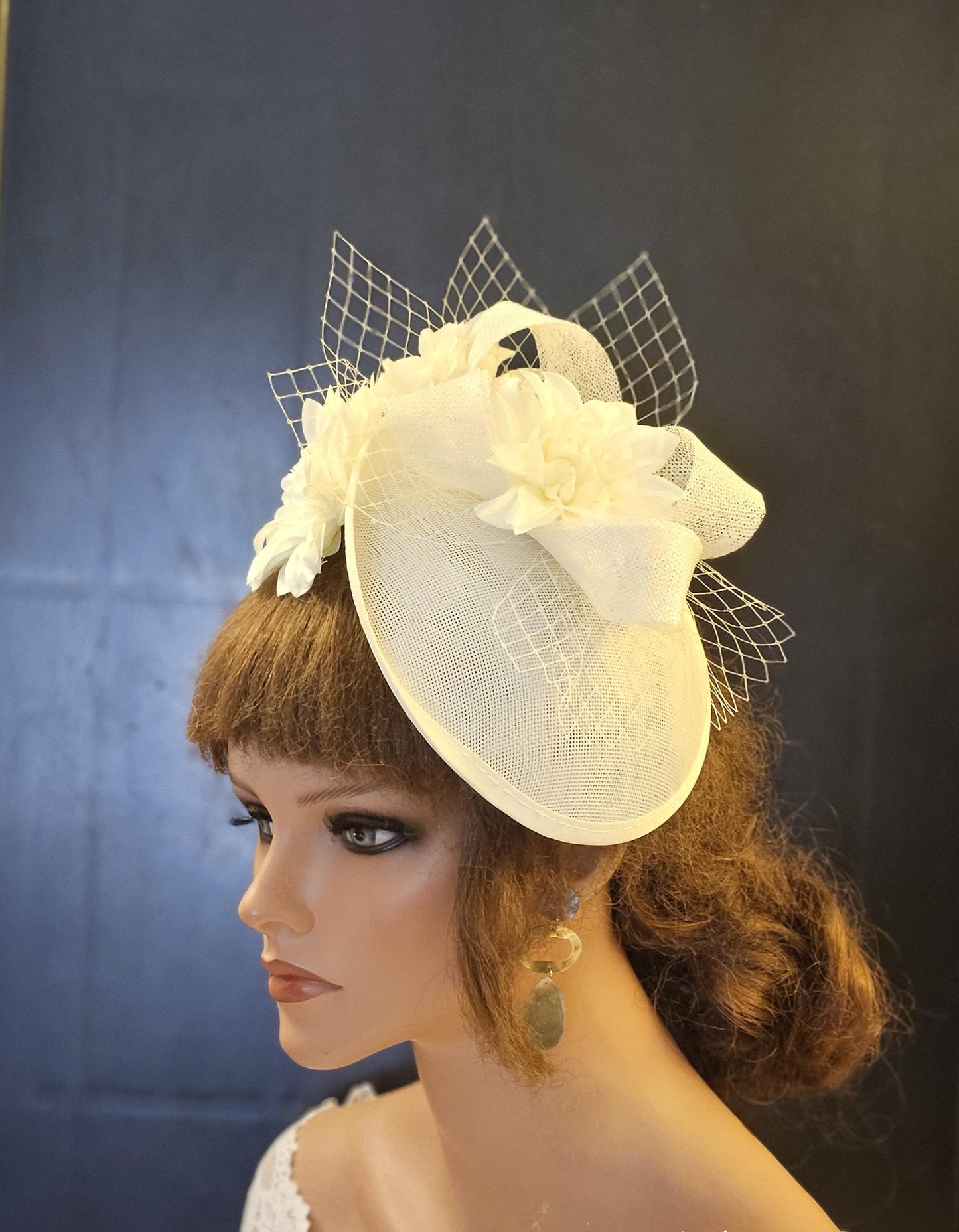 Fascinateur IVOIRE Chapeau à disque trempé Arc en Sinamay, Fleurs Église Derby Ascot Royal Wedding TeaParty chapeau Mère de la mariée/du marié Fascinateur