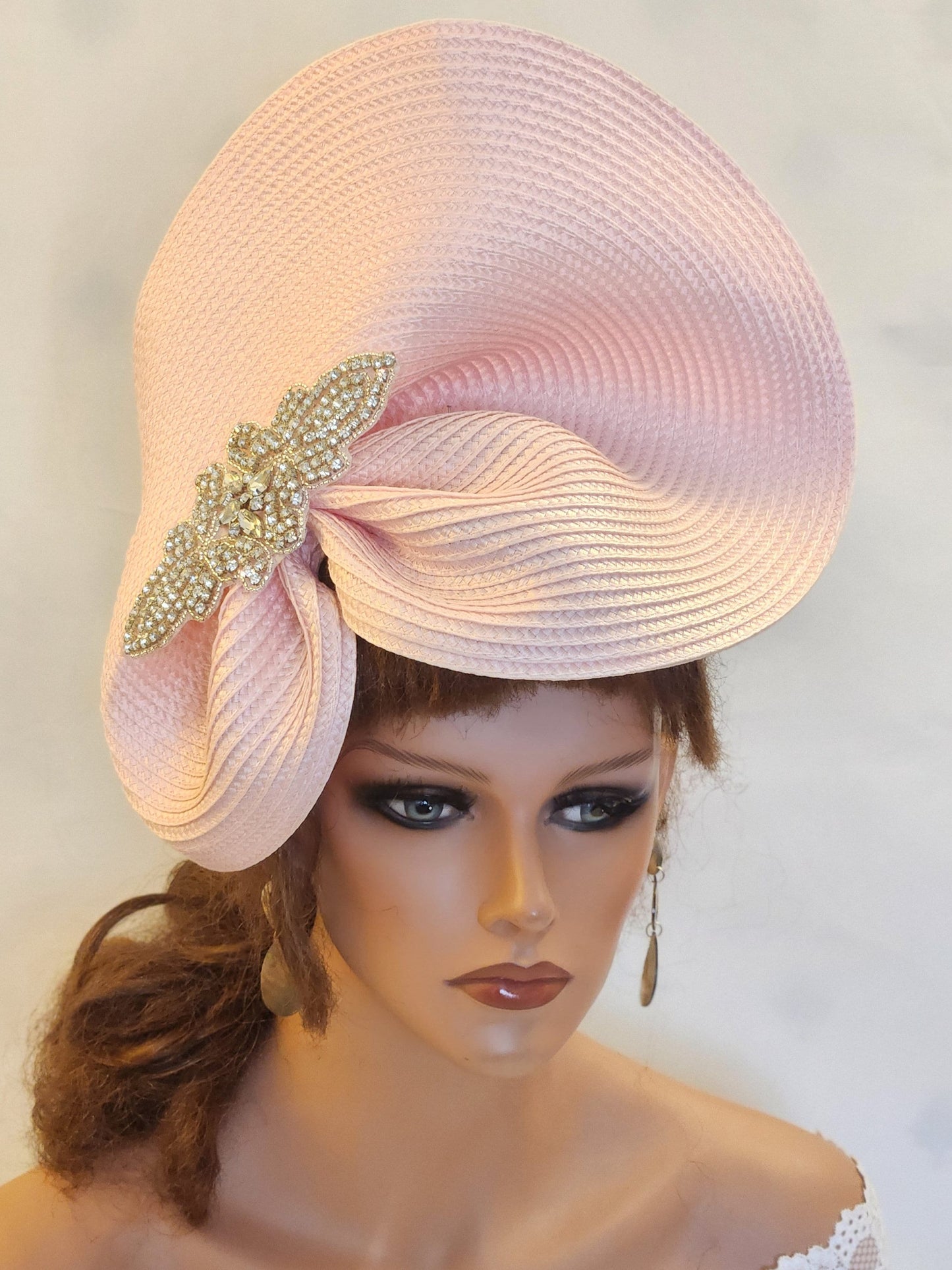 FASCINATEUR ROSE #Chapeau rose avec bijou scintillant. Kentucky derby Ascot chapeau fascinateur mariage, mère de la mariée, cocktail, fête d'église Hatinator