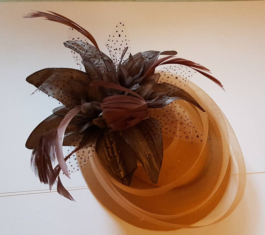 FASCINATEUR BRONZÉ, chapeau fascinateur beige/nu des années 40 et 50 # chapeau fascinateur en plumes marron, course, cocktail, journée des dames, chapeau Ascot chapeau à fleurs en plumes marron