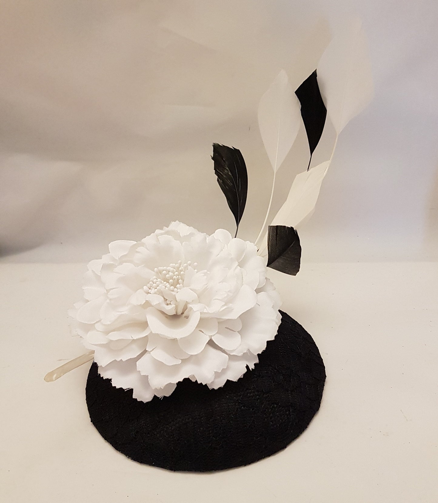 Chapeau noir Fascinator Chapeau en dentelle noire avec fleur rose vif Chapeau avec plumes noires et blanches Chapeau de cérémonie de mariage Chapeau de cocktail Ascot Noir