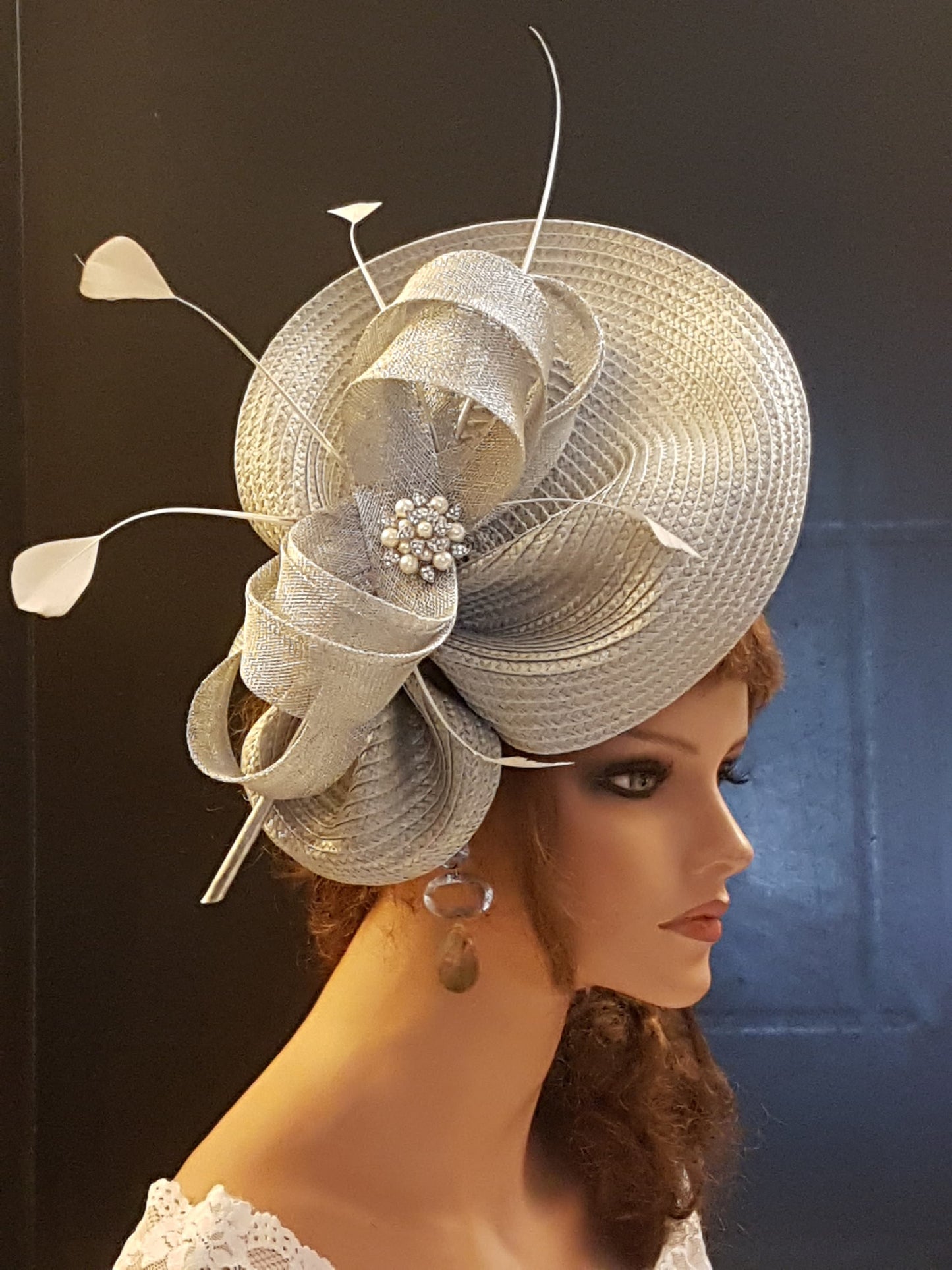 Fascinateur gris ARGENT Soucoupe chapeau Sinamay noeud, plumes Église Derby Ascot Royal Wedding TeaParty chapeau Mère de la mariée/du marié Fascinateur