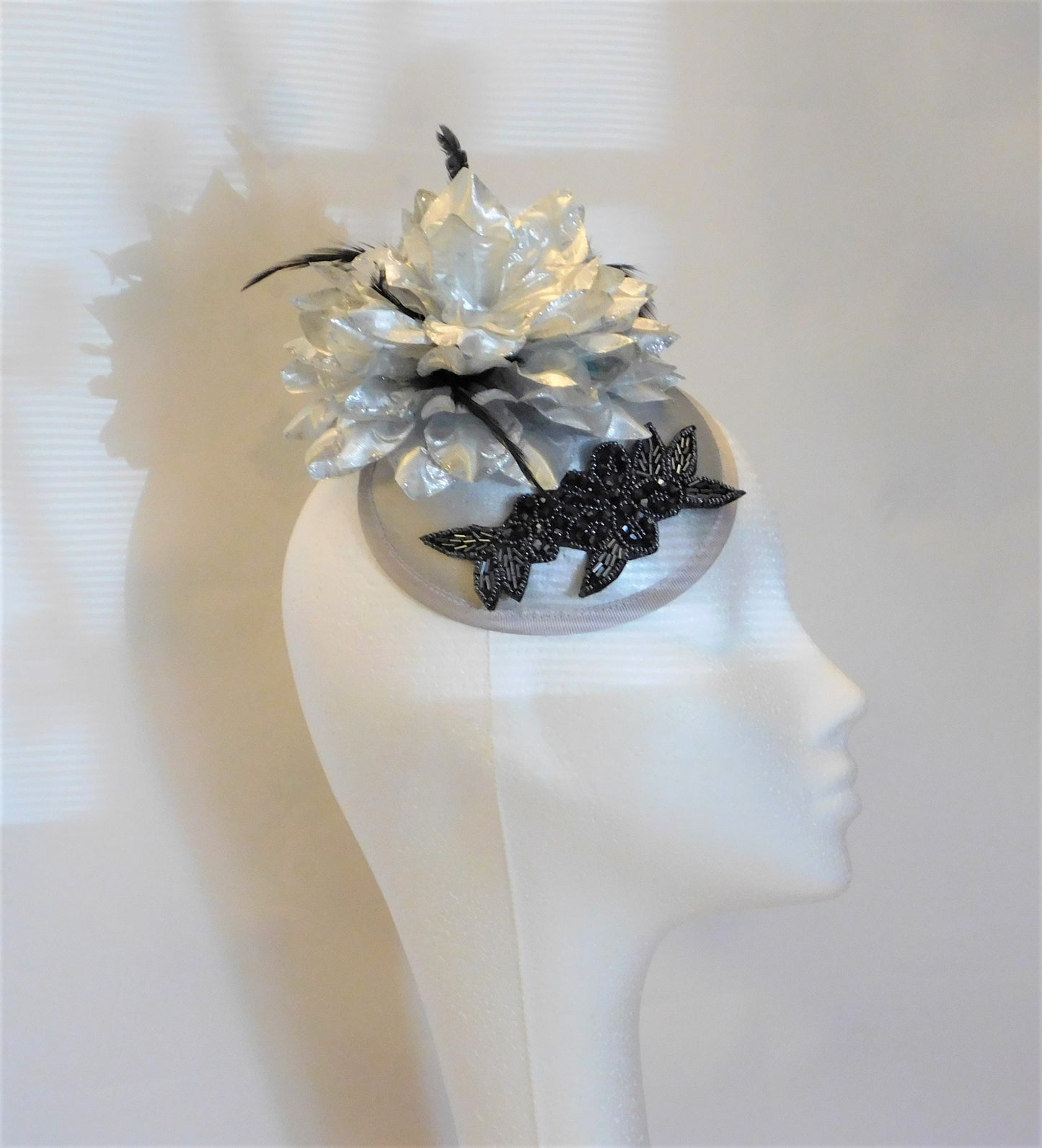 Fascinator hat  40s50s Silver Hat fascinator #Silver hat with Black Crystal Race,Cocktail hat,Ladies day,Ascot hat Silver Feather flower hat