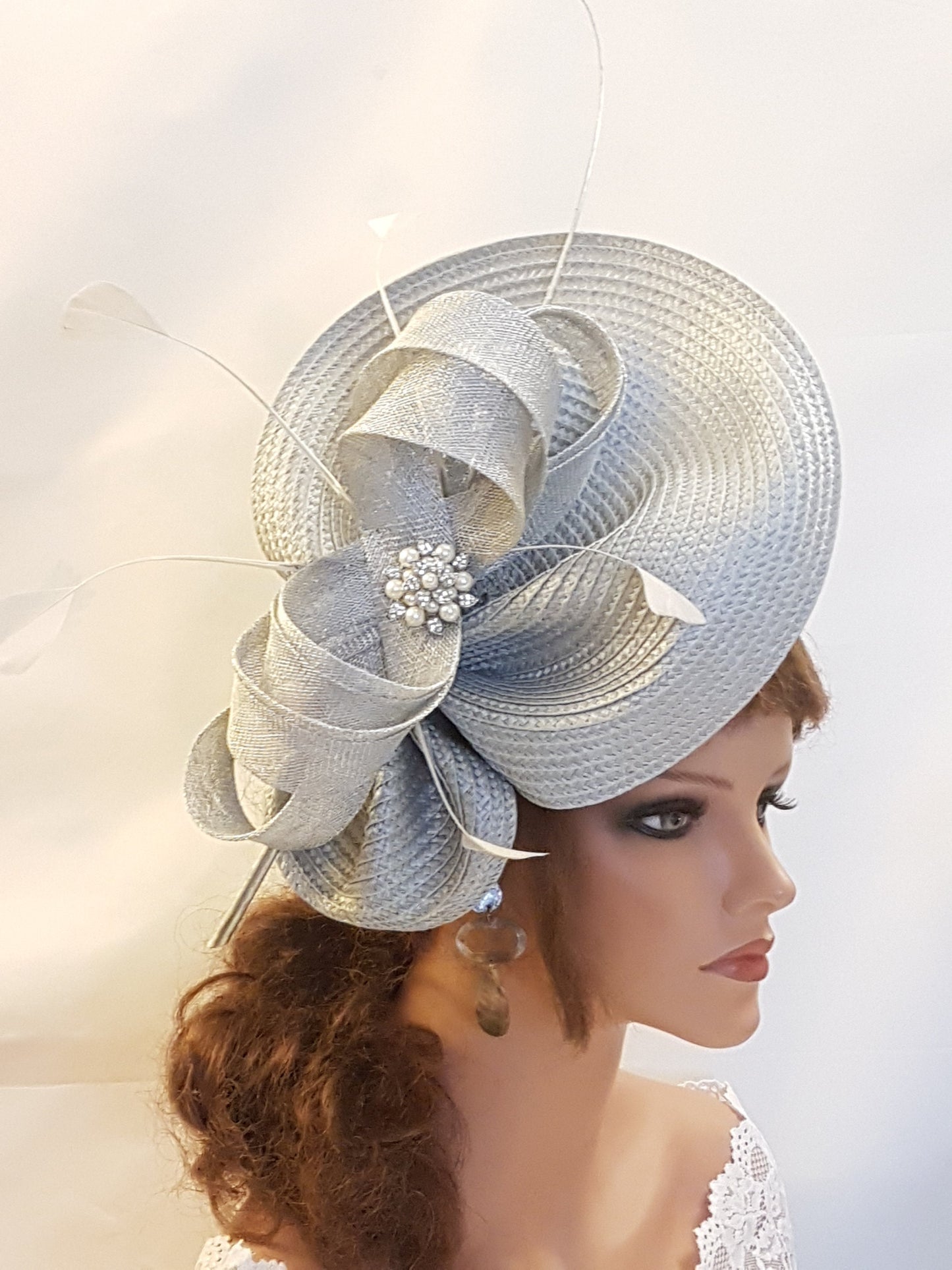 Fascinateur gris ARGENT Soucoupe chapeau Sinamay noeud, plumes Église Derby Ascot Royal Wedding TeaParty chapeau Mère de la mariée/du marié Fascinateur