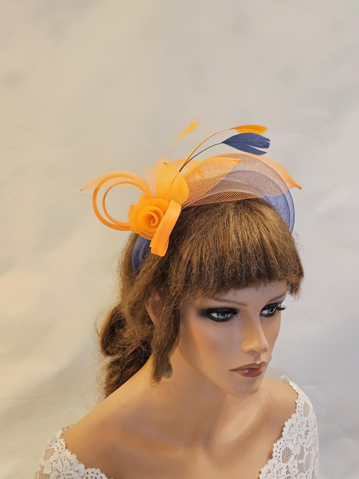 Bandeau de tête orange et bleu marine pour mariage, courses, Tea Party et occasions spéciales. Coiffe pour invité de mariage, pour mère de la mariée. Bandeau moderne