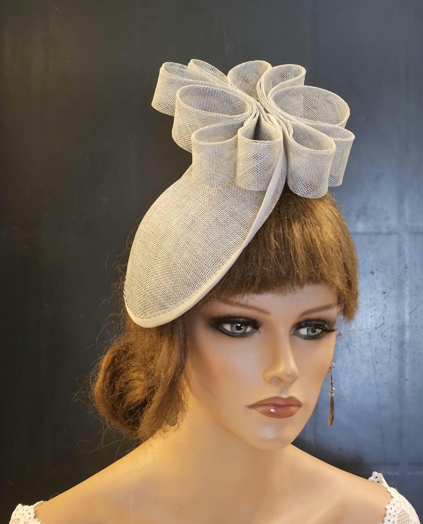 Chapeau fascinateur gris argenté, chapeau à soucoupe, nœud en sinamay. Chapeau de fête de mariage royal, Derby, Ascot, église, mère de la mariée/du marié, chapeau fascinateur