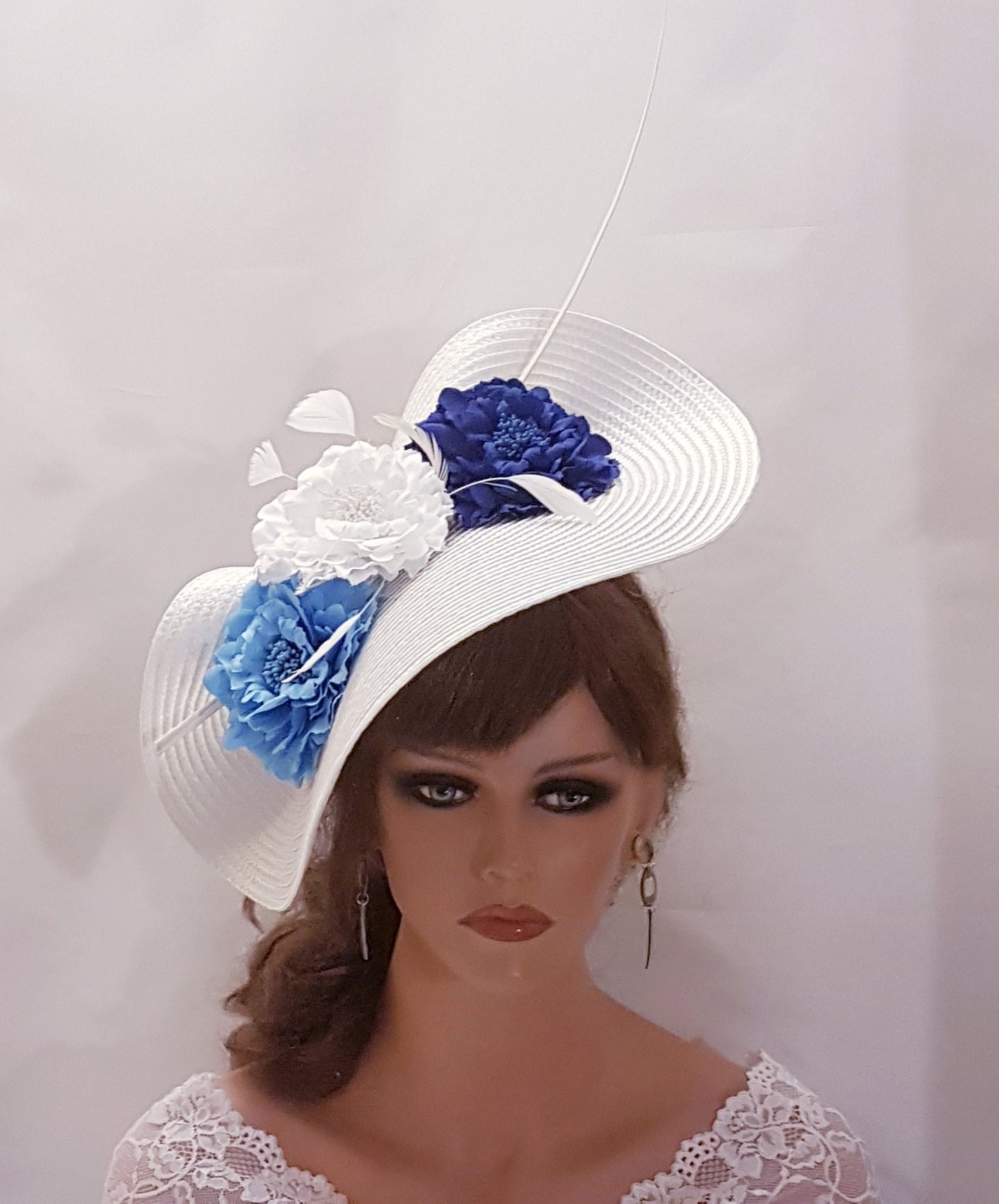 Chapeau de fête de mariage, chapeau de grande soucoupe, chapeau de mère de la mariée/du marié, chapeau de fascinateur BLANC ET BLEU, long, floral, église, Derby, Royal Ascot