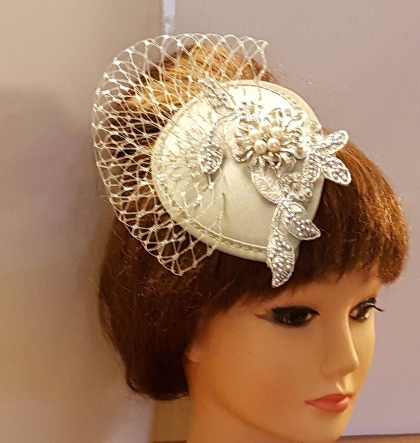 Chapeau de mariée fascinateur Mariage Cocktail Ascot Chapeau de bal fascinateur Postiche gris argenté Chapeau de mariage fascinateur Pièce de tête de mariée