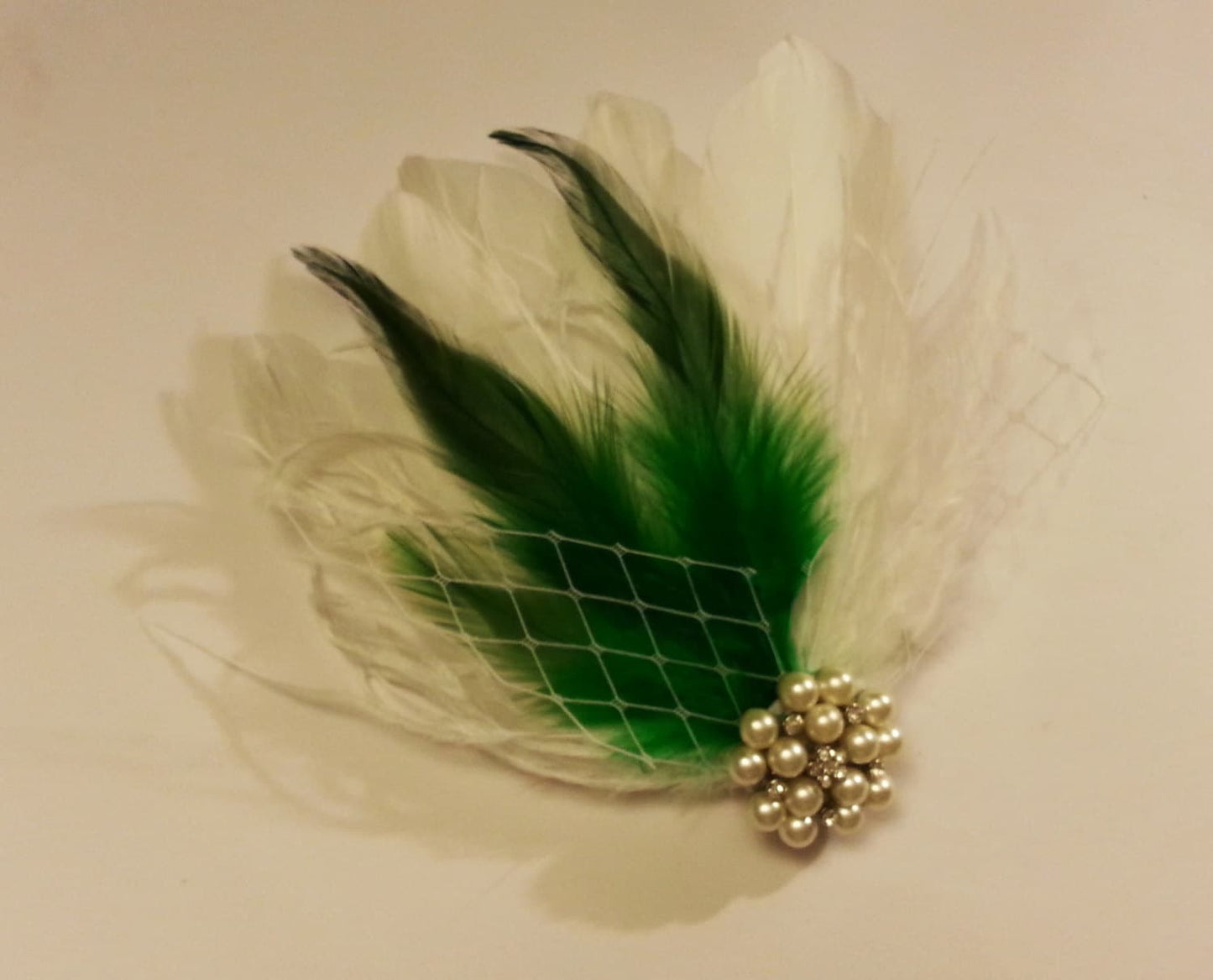 Pince à cheveux de mariée, accessoire de cheveux de mariage, pince à plumes verte et blanche, fascinateur de plumes de mariée, pièce de cheveux en plumes, accessoires de cheveux de mariage