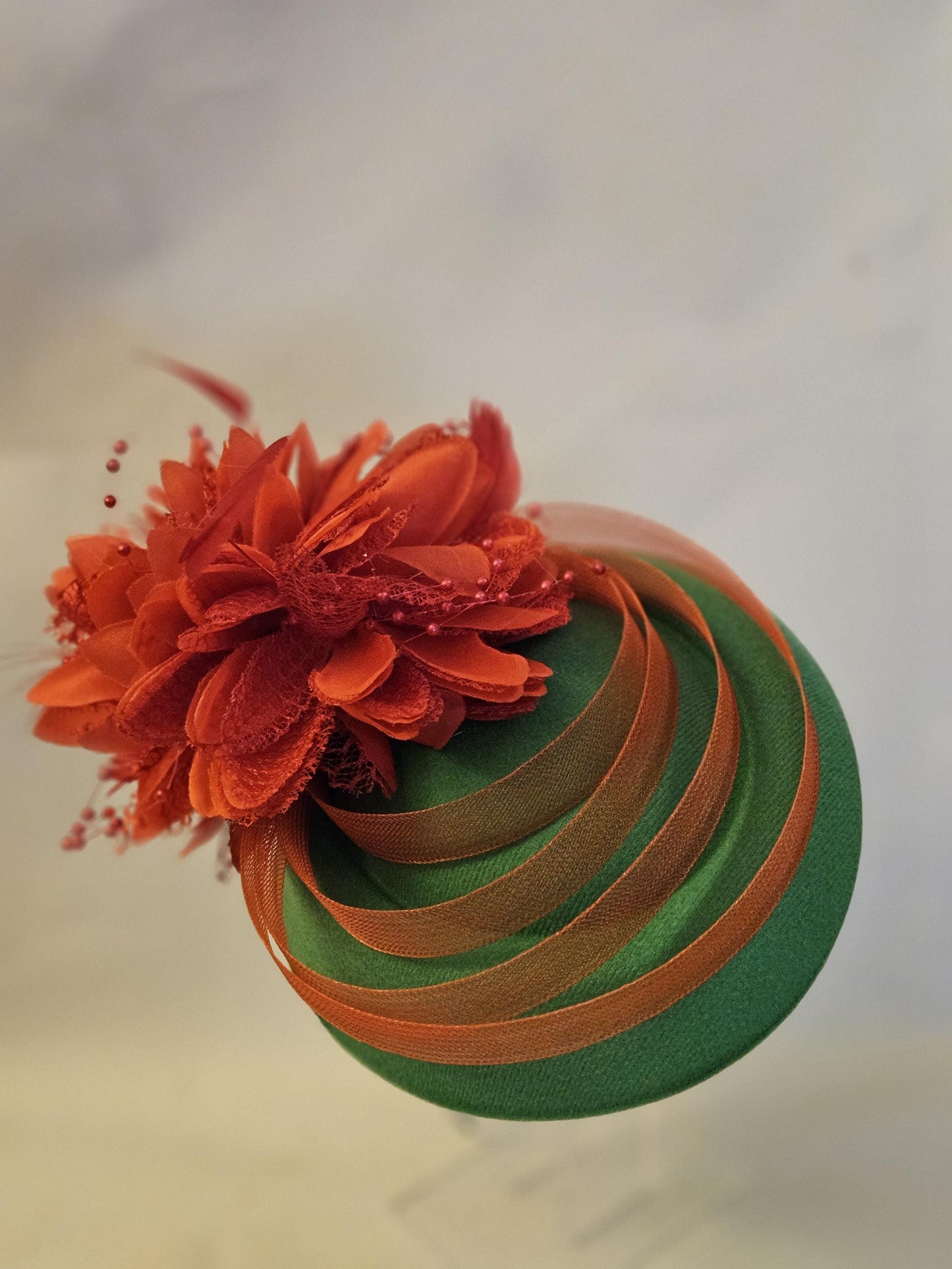 Chapeau fascinateur vert et rouge en dentelle pour mariage, fête des dames, goûter, course Royal Ascot. Chapeau de mariage. Chapeau en feutre vert avec fleurs rouges