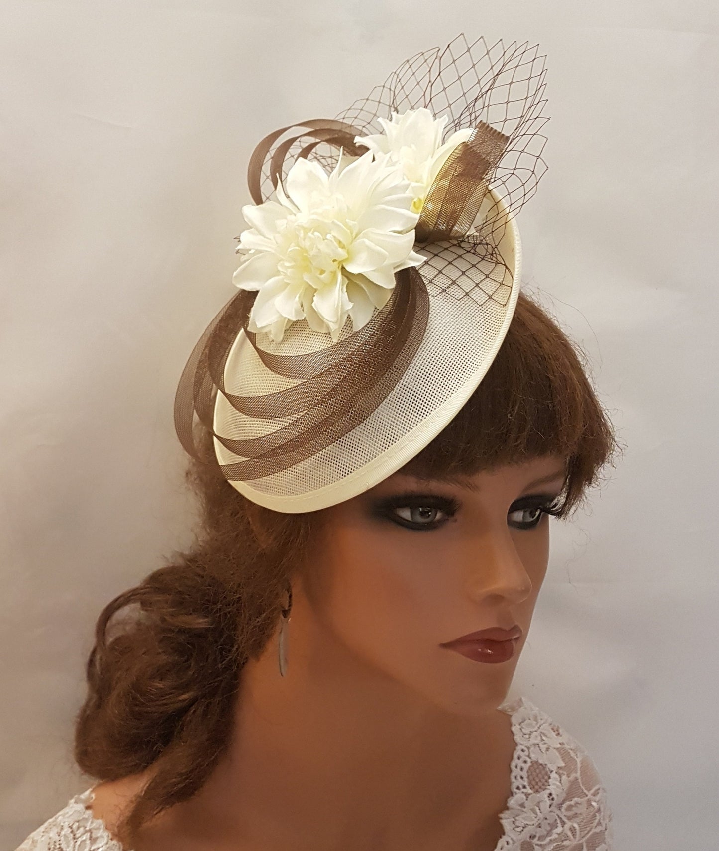 Chapeau Fascinator marron et ivoire/crème pour mariage, chapeau Fascinator d'église, Goodwood, cocktail, chapeau floral Kenducky Derby Ascot, chapeau de mariage