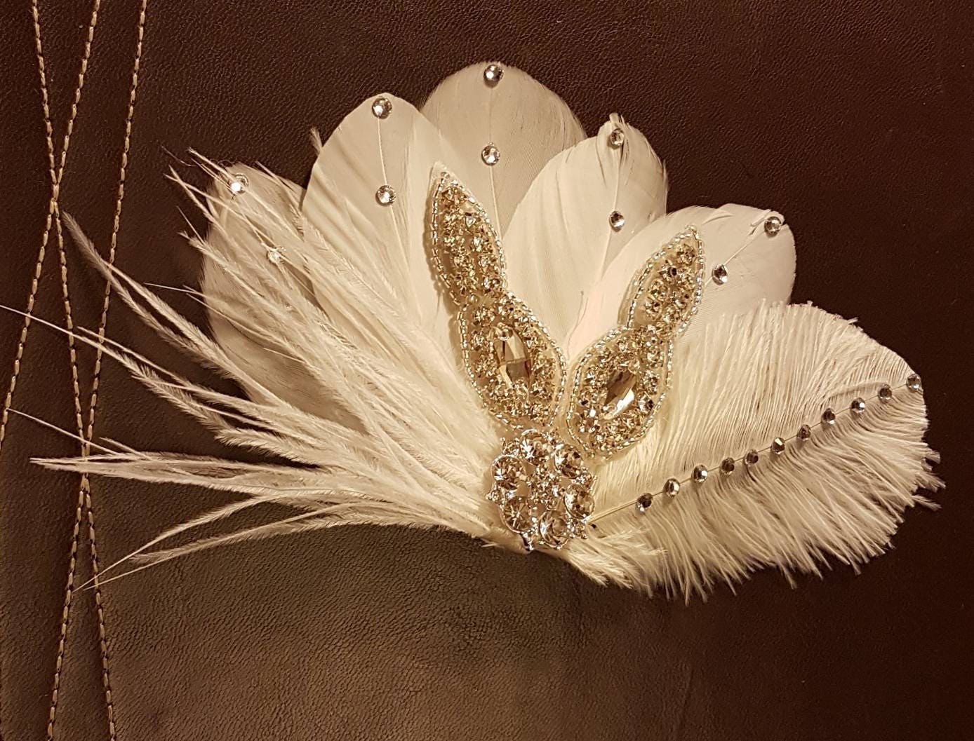 Fascinateur en plumes de mariée. Fascinateur en plumes Gatsby des années 1920, coiffe en plumes, pièce de cheveux en plumes scintillantes, accessoire de cheveux de mariage, fascinateur