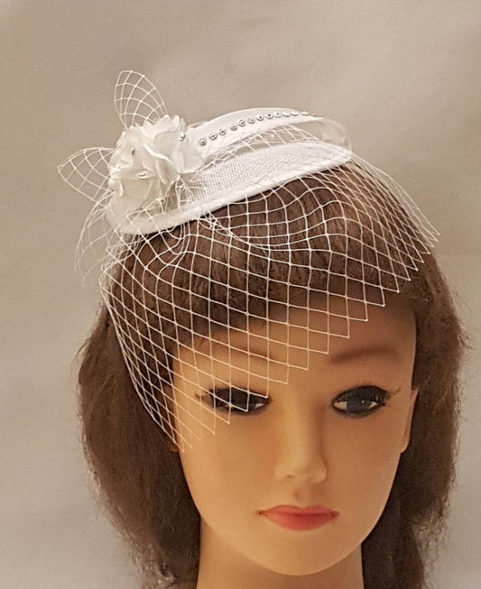 Chapeau fascinateur en voile de cage à oiseaux Vintage années 1940-50 Fascinateur de mariée MINI chapeau en voile blanc, ivoire chapeau en forme de larme voile satin, fascinateur en cristal