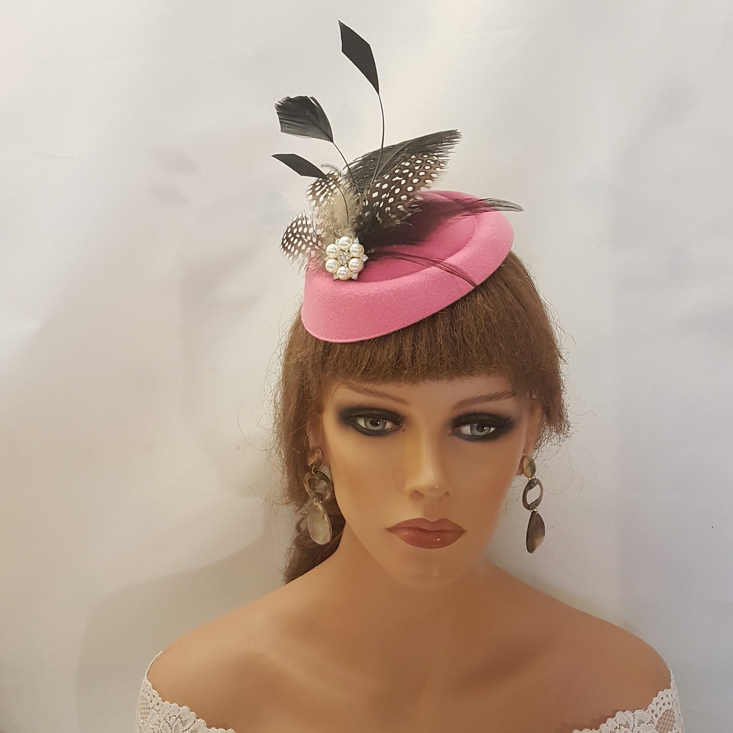 CHAPEAU ROSE VIF Bibi Chapeau en plumes rose vif Bibi #Chapeau rose Bibi Plume d'autruche Chapeau en plumes à pois Chapeau de cocktail pour dames Ascot