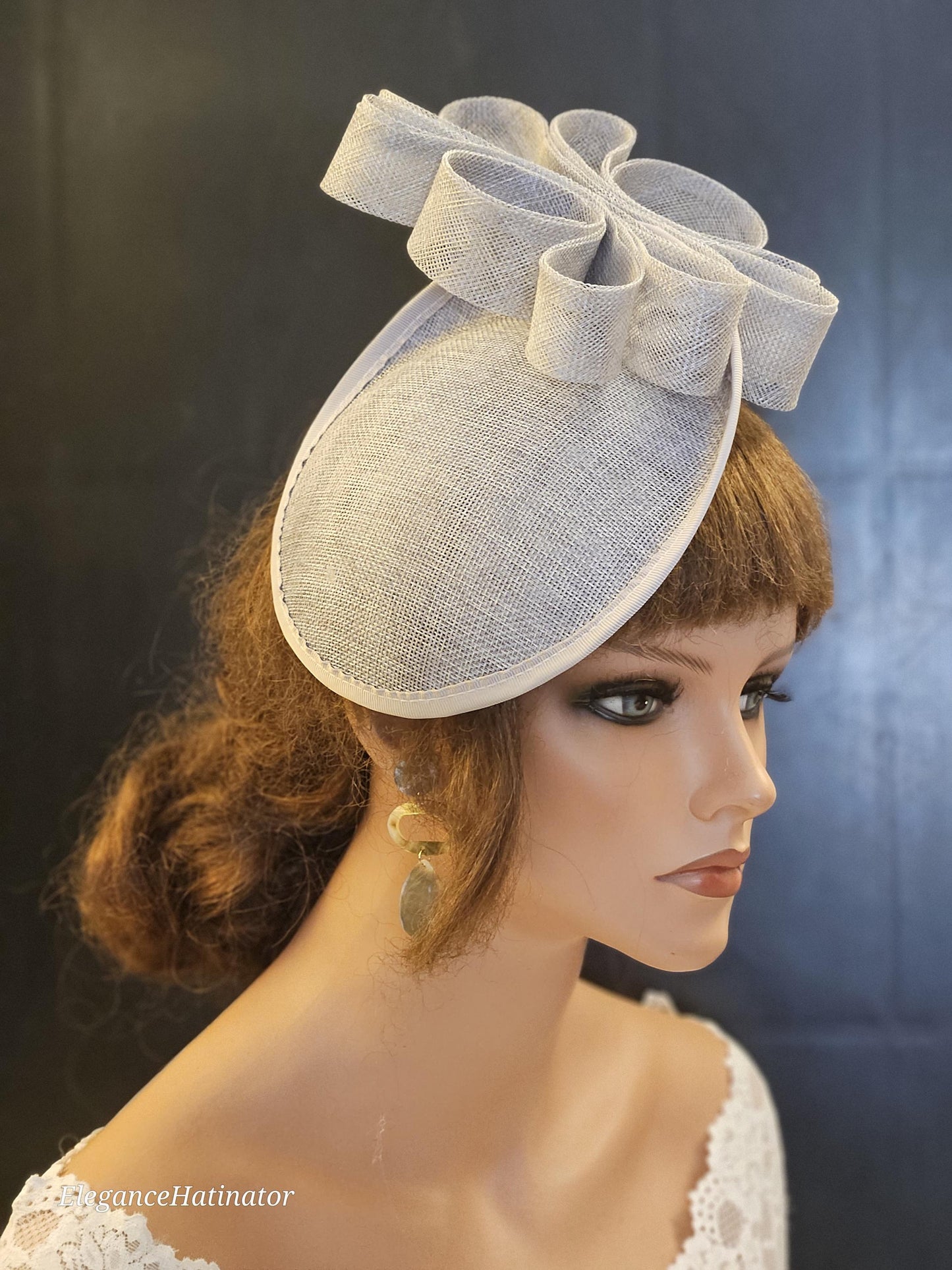 Chapeau fascinateur gris argenté, chapeau à soucoupe, nœud en sinamay. Chapeau de fête de mariage royal, Derby, Ascot, église, mère de la mariée/du marié, chapeau fascinateur