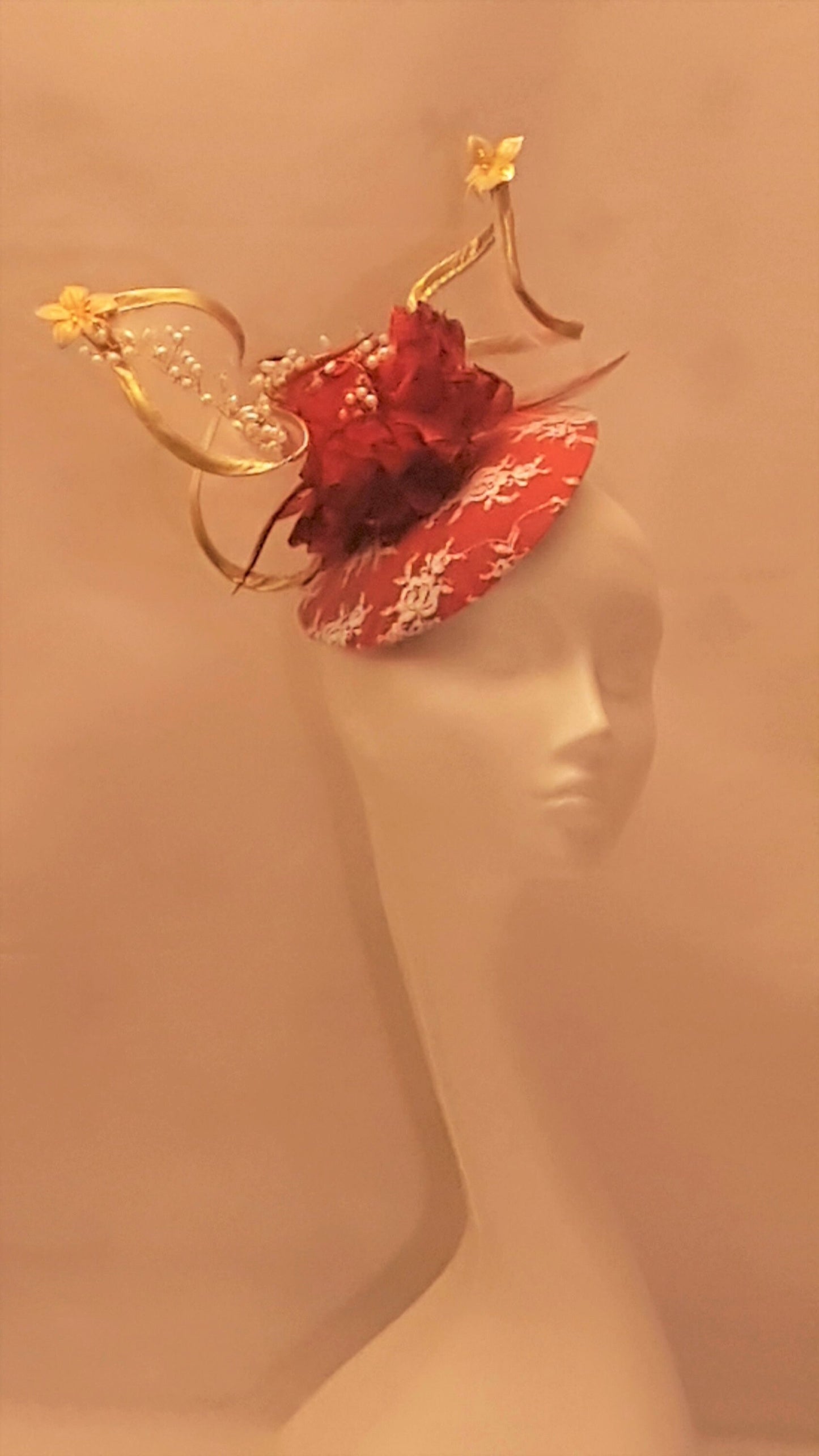 Chapeau fascinateur, mariage, derby Kentecy, chapeau Royal Ascot, chapeau fascinateur en plumes ROUGES, chapeau tourbillonnant pour femme à bord doré avec vigne en perles de cristal