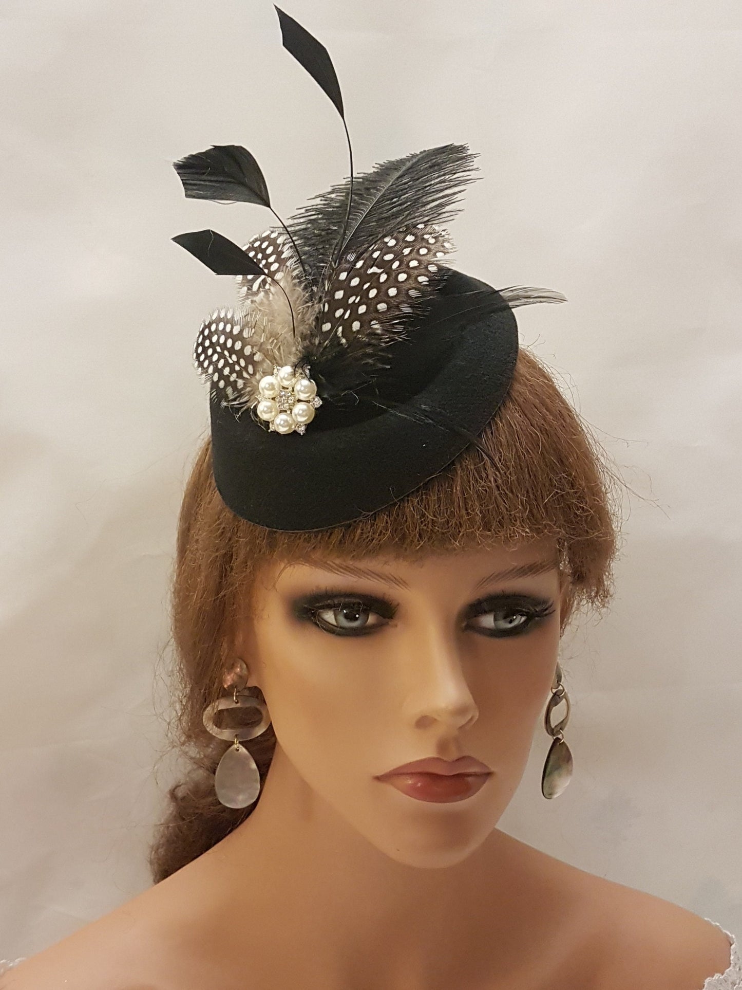 Chapeau noir Fascinator, chapeau marron des années 40 et 50 # Chapeau noir Fascinator, chapeau d'autruche, chapeau à plumes de Gunia tacheté, course, cocktail, dames, chapeau Ascot