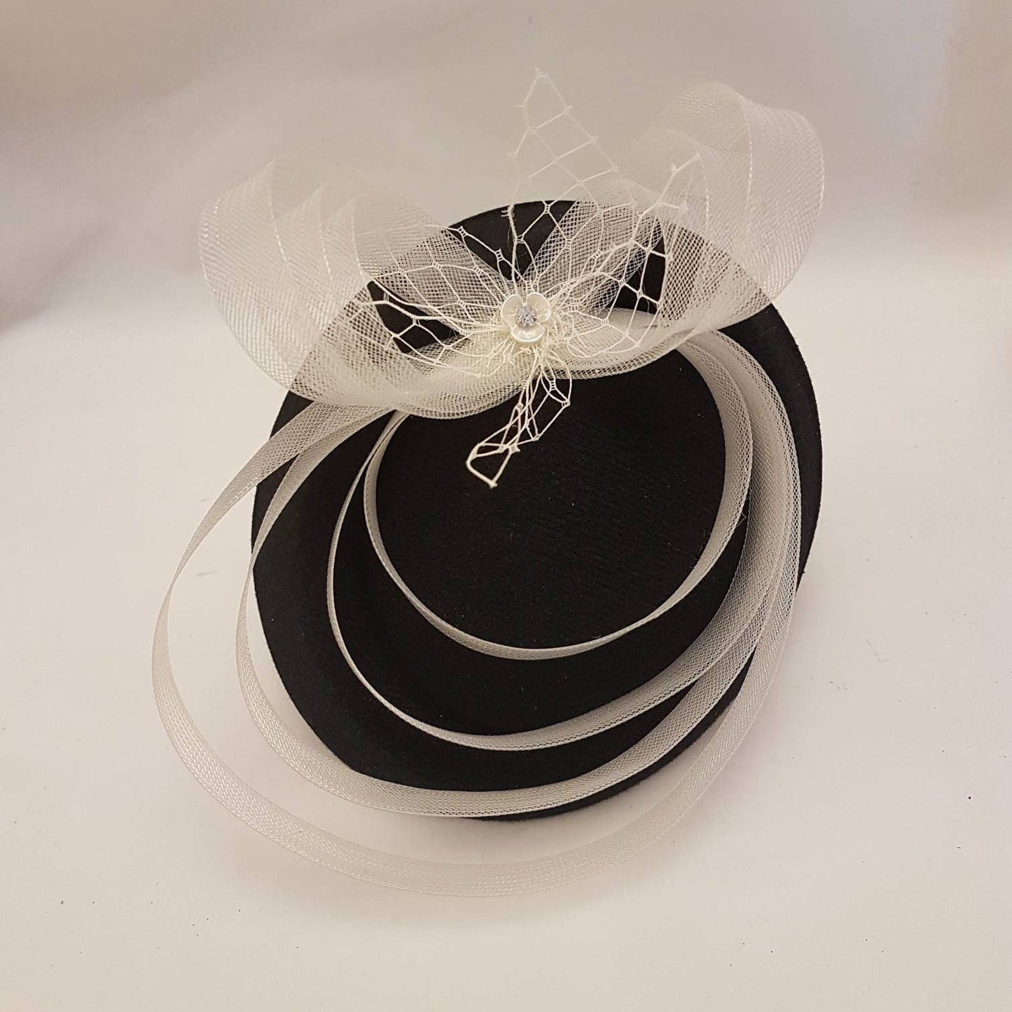 Chapeau noir Fascinator, années 40 50 # Boucles de crin et filet noir et blanc ou ivoire Chapeau Fascinator Course, Cocktail, Journée des dames, Chapeau Fascinator Ascot