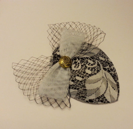 Chapeau Fascinator en voile cage à oiseaux, chapeau vintage en forme de larme noir et blanc, mini-voile Fascinator. Embellissement central en or antique, clip Fascinator