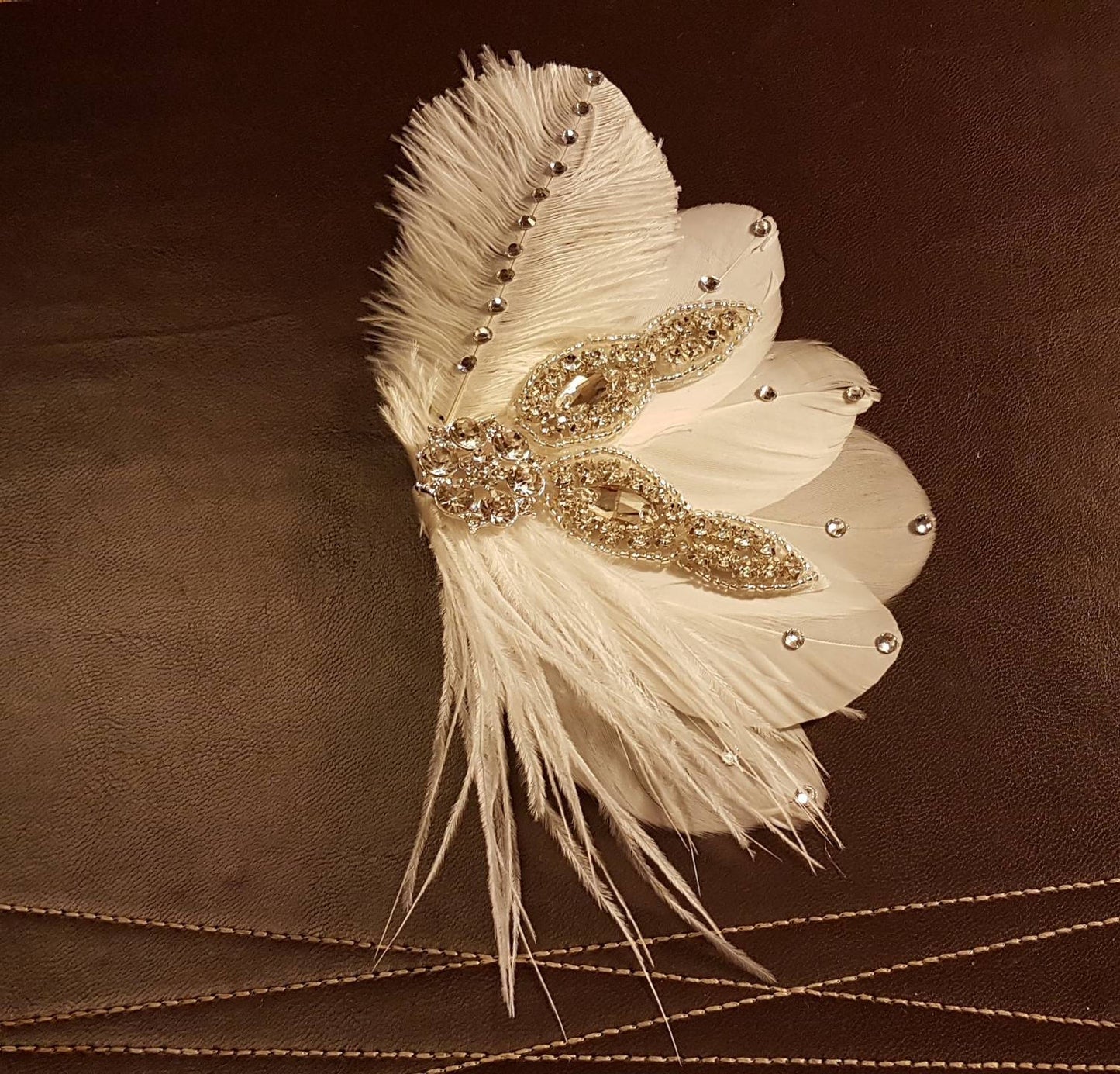 Fascinateur en plumes de mariée. Fascinateur en plumes Gatsby des années 1920, coiffe en plumes, pièce de cheveux en plumes scintillantes, accessoire de cheveux de mariage, fascinateur