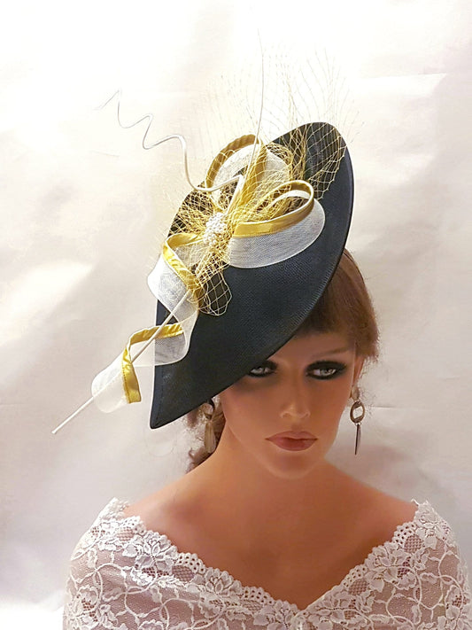 Chapeau noir et or, chapeau fascinateur à plumes, chapeau floral, église, Derby, course d'Ascot, mariage, fête de thé, chapeau fascinateur pour mère de la mariée/du marié