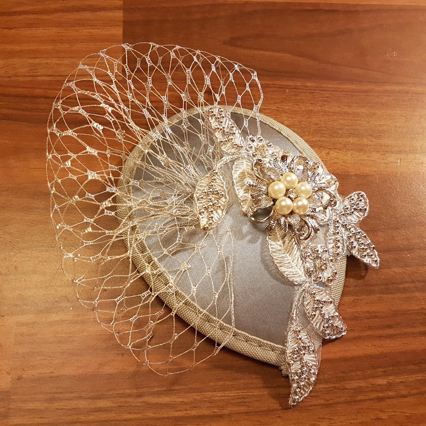 Chapeau de mariée fascinateur Mariage Cocktail Ascot Chapeau de bal fascinateur Postiche gris argenté Chapeau de mariage fascinateur Pièce de tête de mariée