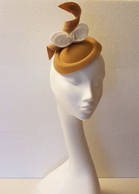 CHAMPAGNE/NUDE #Chapeau Fascinator TAN Nude Hatinator avec feuilles en feutre blanc. Coiffe de cocktail de course de mariage Ascot. Postiche de fête pour dames