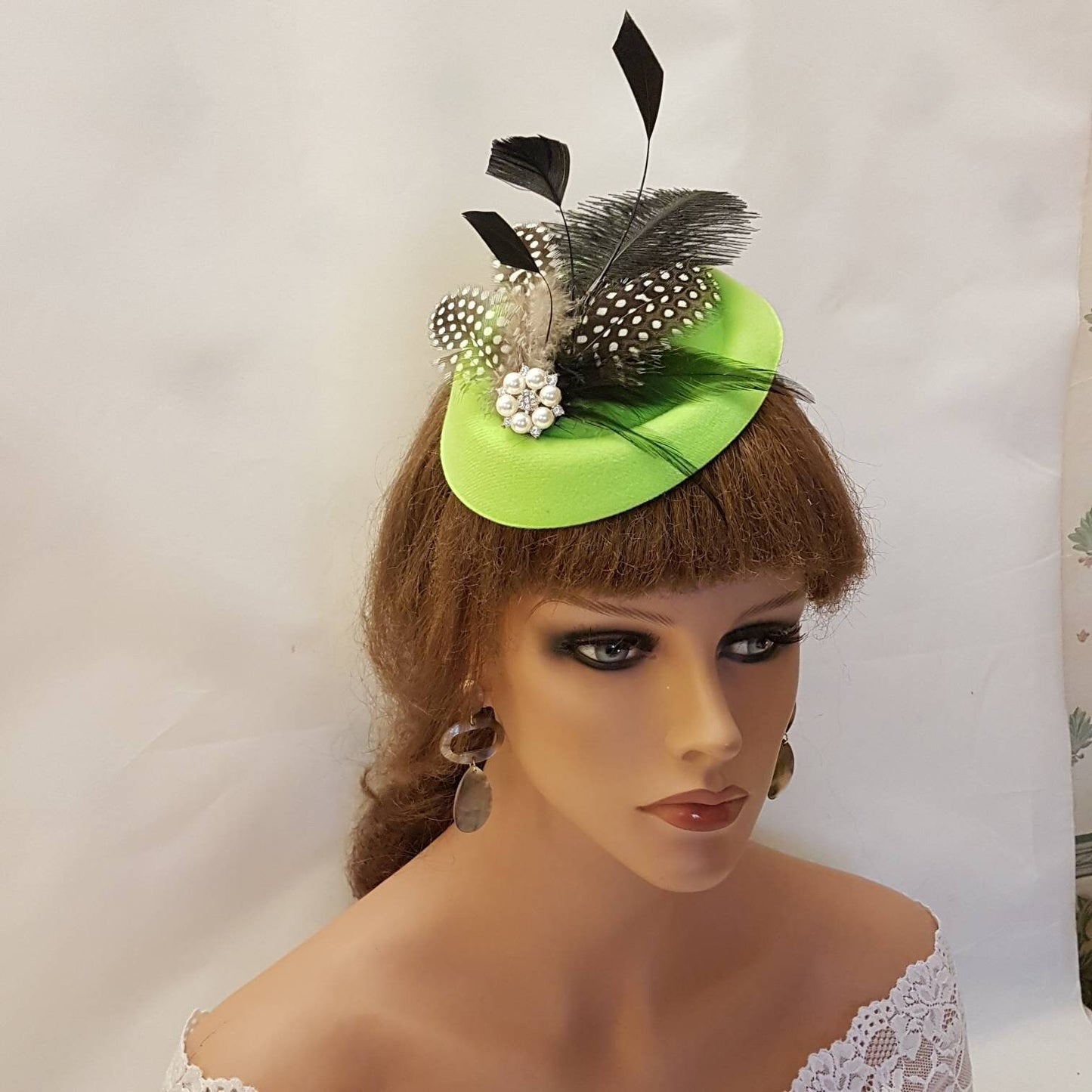 FASCINATEUR VERT, chapeau fascinateur des années 40 et 50 # chapeau fascinateur vert clair, chapeau d'autruche, chapeau à plumes de Gunia tacheté, course, cocktail, journée des dames, chapeau Ascot