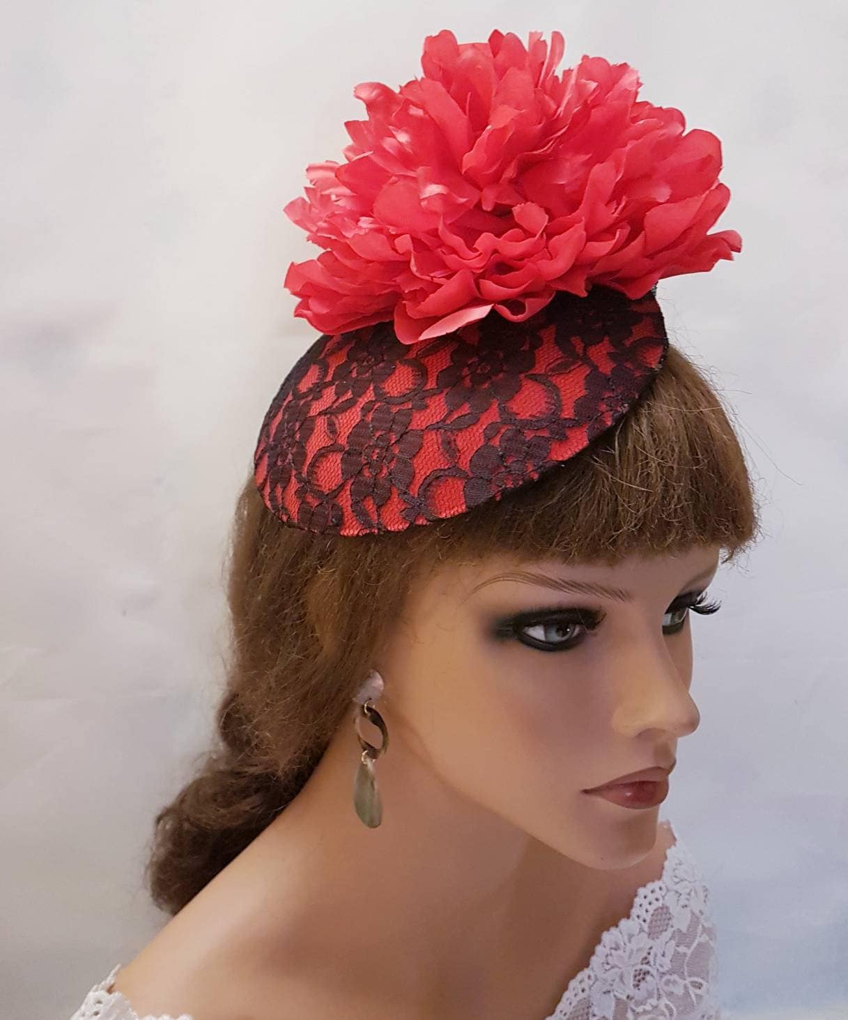 Chapeau fascinateur ROUGE ET NOIR Magnifique chapeau rouge recouvert de dentelle noire pour cérémonie de mariage Chapeau de cocktail Ascot Fascinator