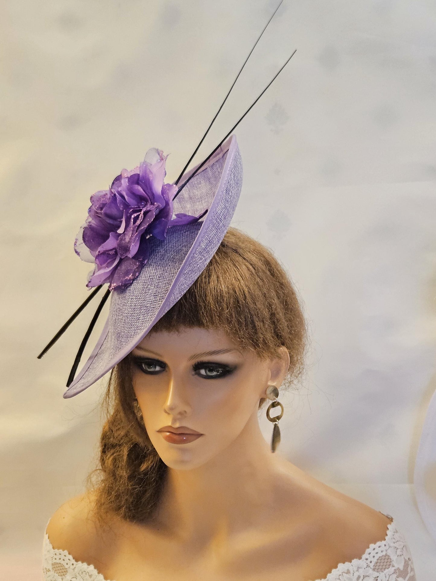 Chapeau violet Fascinator longue plume de mariage Hatinator Chapeau violet foncé Fascinator floral Mère de la mariée, marié Cocktail Ascot fascinator