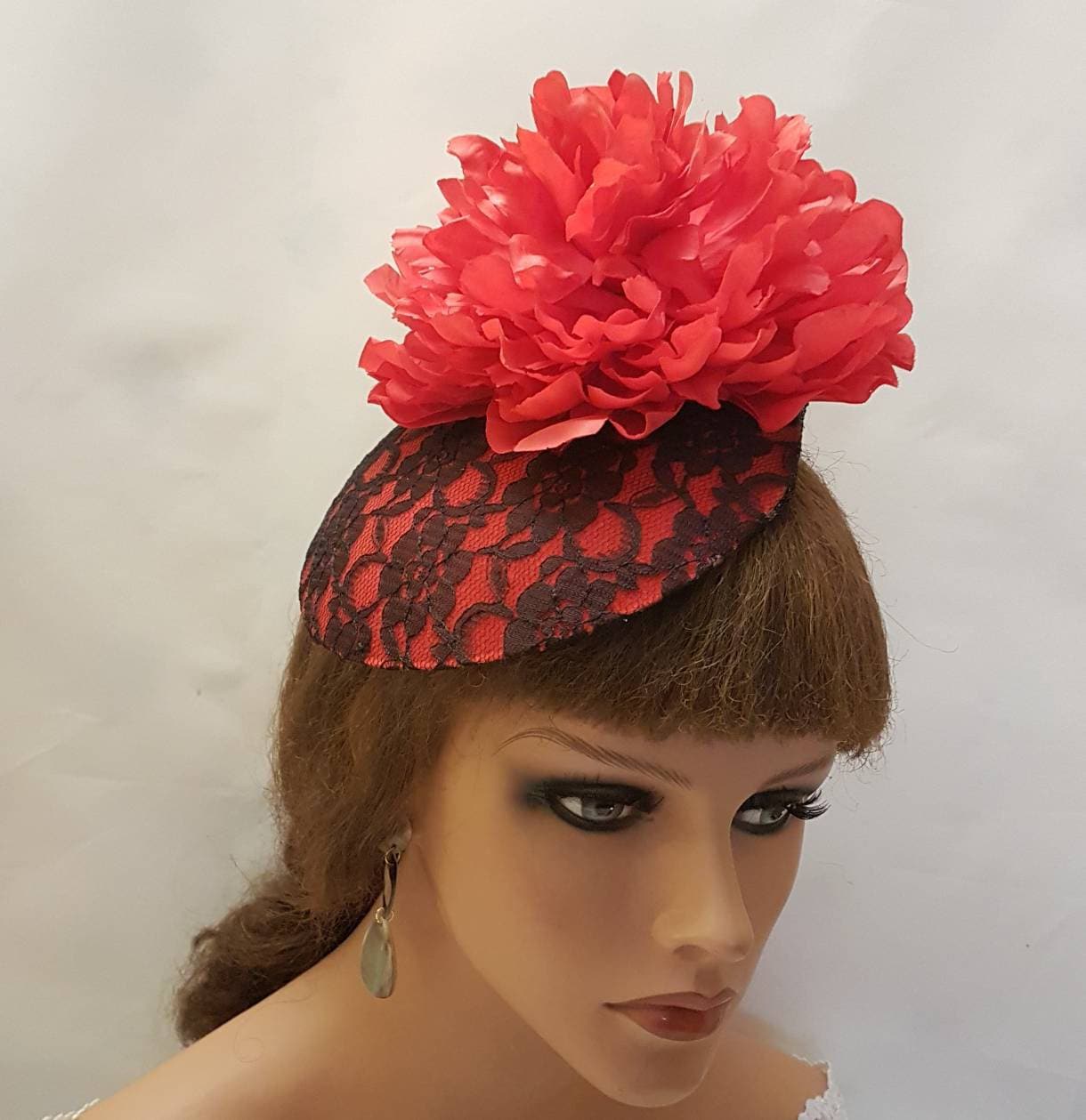 Chapeau fascinateur ROUGE ET NOIR Magnifique chapeau rouge recouvert de dentelle noire pour cérémonie de mariage Chapeau de cocktail Ascot Fascinator