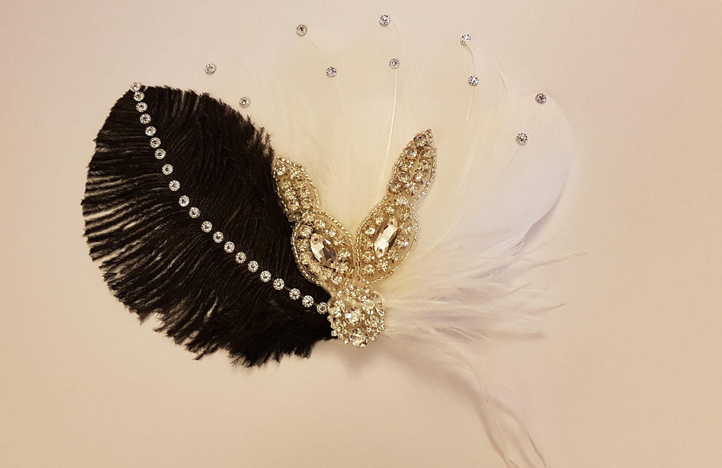 Fascinateur à plumes. Fascinateur à plumes Gatsby des années 1920, coiffe en plumes noires et blanches, pièce de cheveux en plumes scintillantes, accessoire de cheveux de mariage