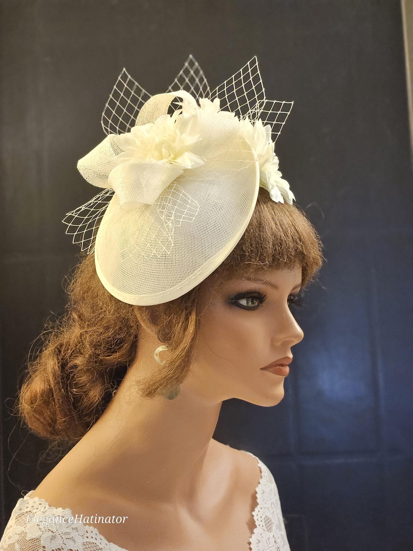 Fascinateur IVOIRE Chapeau à disque trempé Arc en Sinamay, Fleurs Église Derby Ascot Royal Wedding TeaParty chapeau Mère de la mariée/du marié Fascinateur